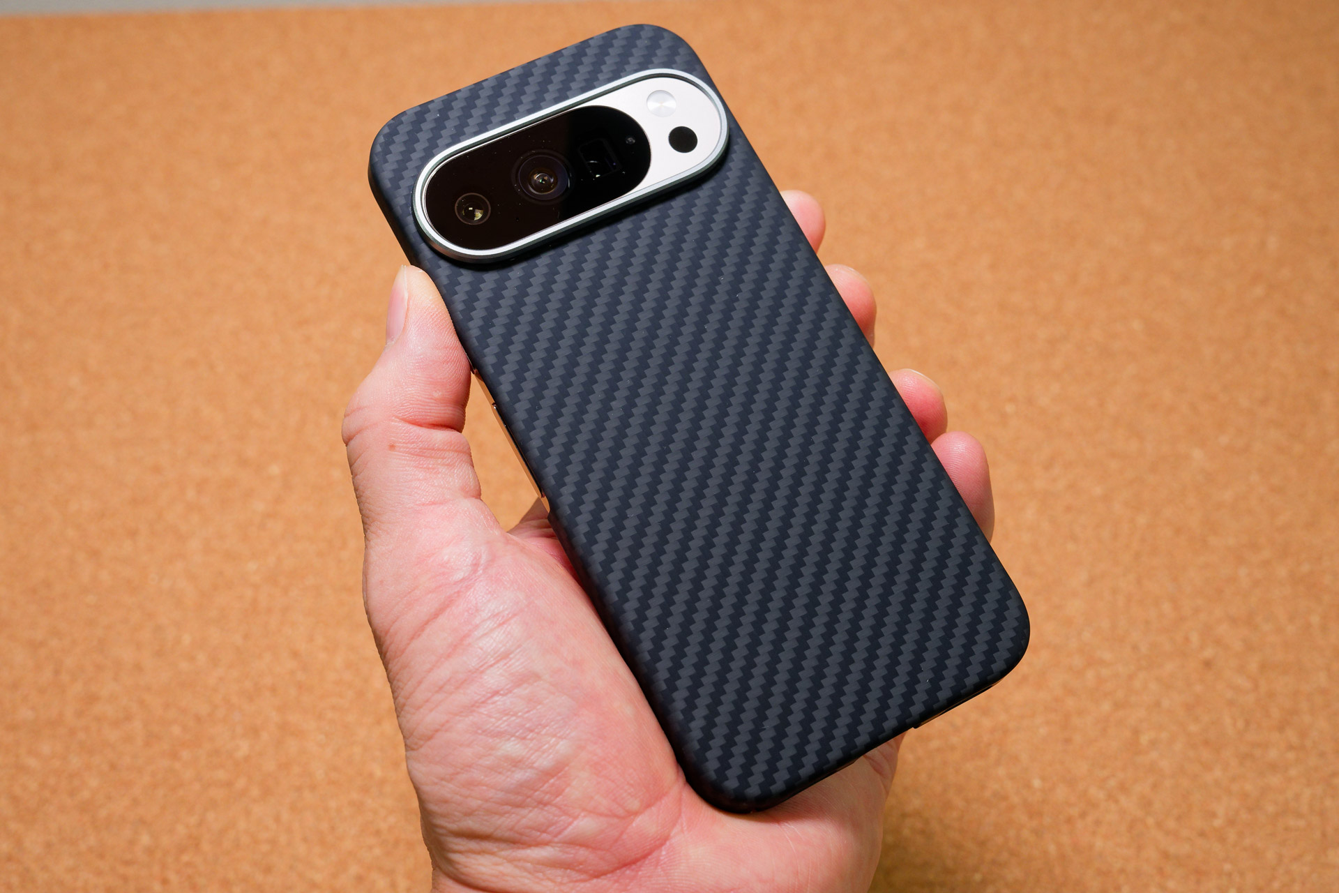 Pixel 10 Proにカッチョいいカーボンケース、Pixelsnap対応で