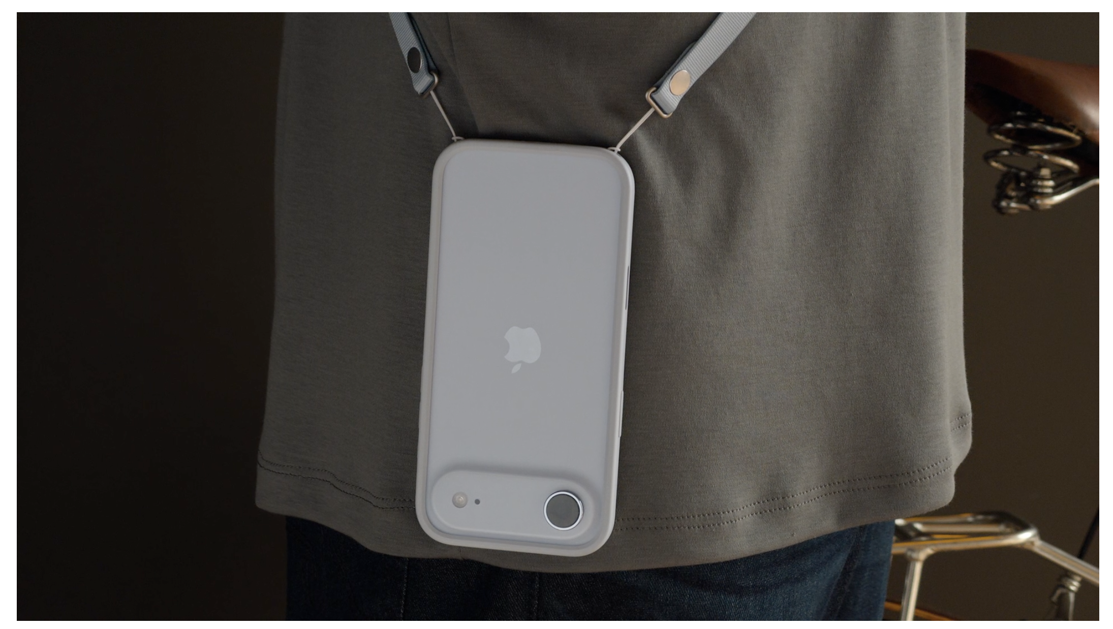 Apple初、iPhone用に肩掛けタイプの純正クロスボディストラップ