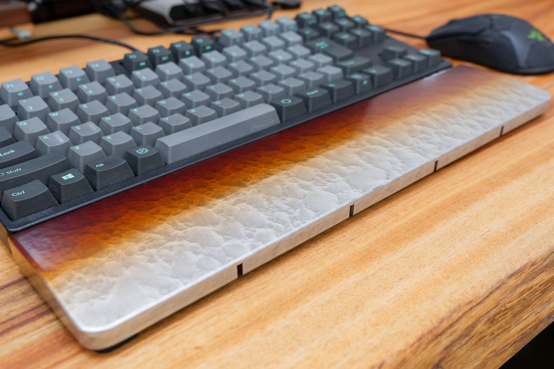 木には木を、和には和を しっとりとした漆塗りリストレストで