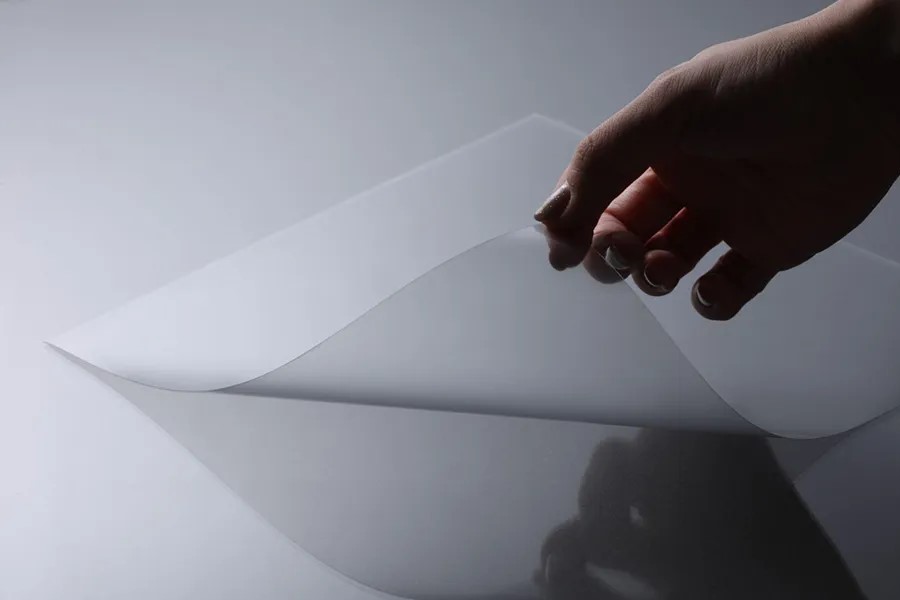 ソフトバンクと積水化学が実験、“電源不要の透明フィルム”で5Gミリ波