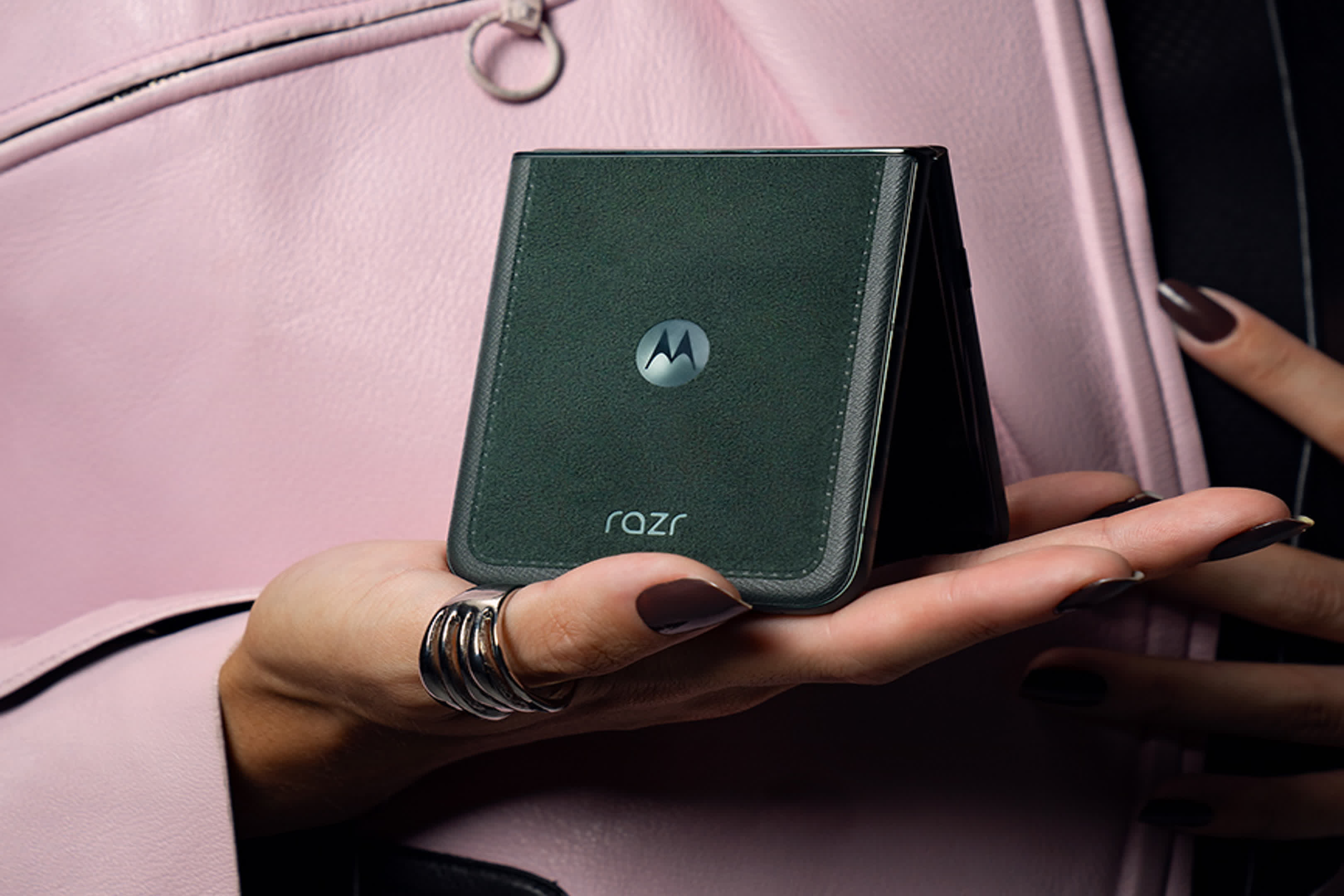 motorola razr 60 ultra」、12月12日発売 約20万円 - ケータイ Watch