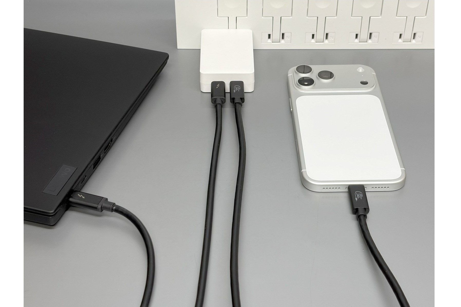 ノートパソコンの充電に便利、スリムタイプで持ち歩きに便利な2ポート