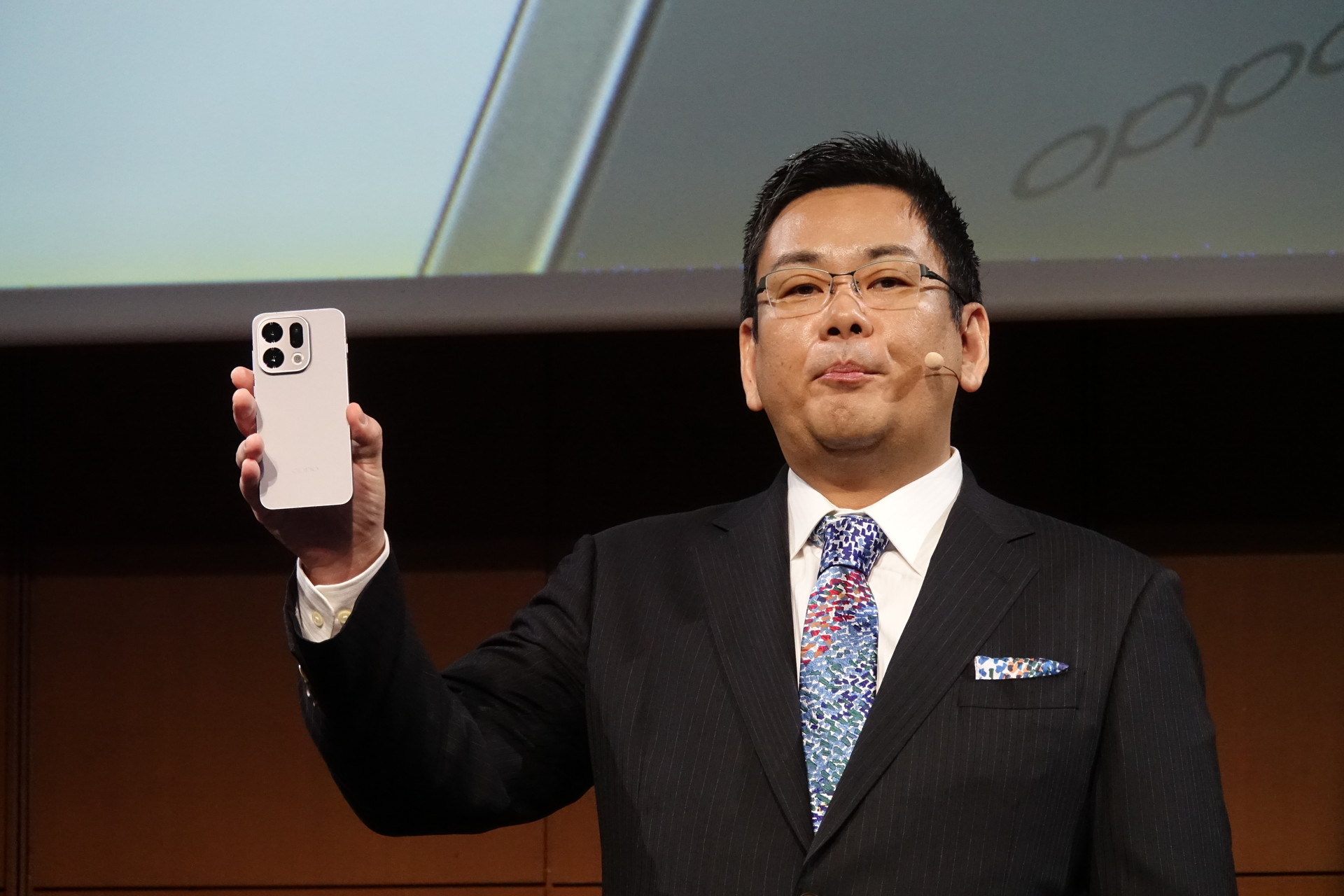 現行製品③★バージョンアップで、ほぼ＝OSが11にアップ★ダメもと交渉OK★即使用★美品★ほぼ新品スマホ★富士通 ARROWS 801FJ(本体＋おまけ＝新品＊梱包箱のみ★説明書＝ネット入手OK★ACケーブル＝110円ショップで多数販売されています(タイプ＝C)★画面は新品同様綺麗★OS最新Verup済★PayPay対応★WiFi  ★互換製品多数あり 完動品ですがジャンク扱いで！逆光画像★返品不可★必ず、プロフィール参照願います！★お返事＝可能な限り迅速にさせて頂きます！ 悲願”のFeliCa搭載。「OPPO Find X9」が目指した“日本の当たり前”と