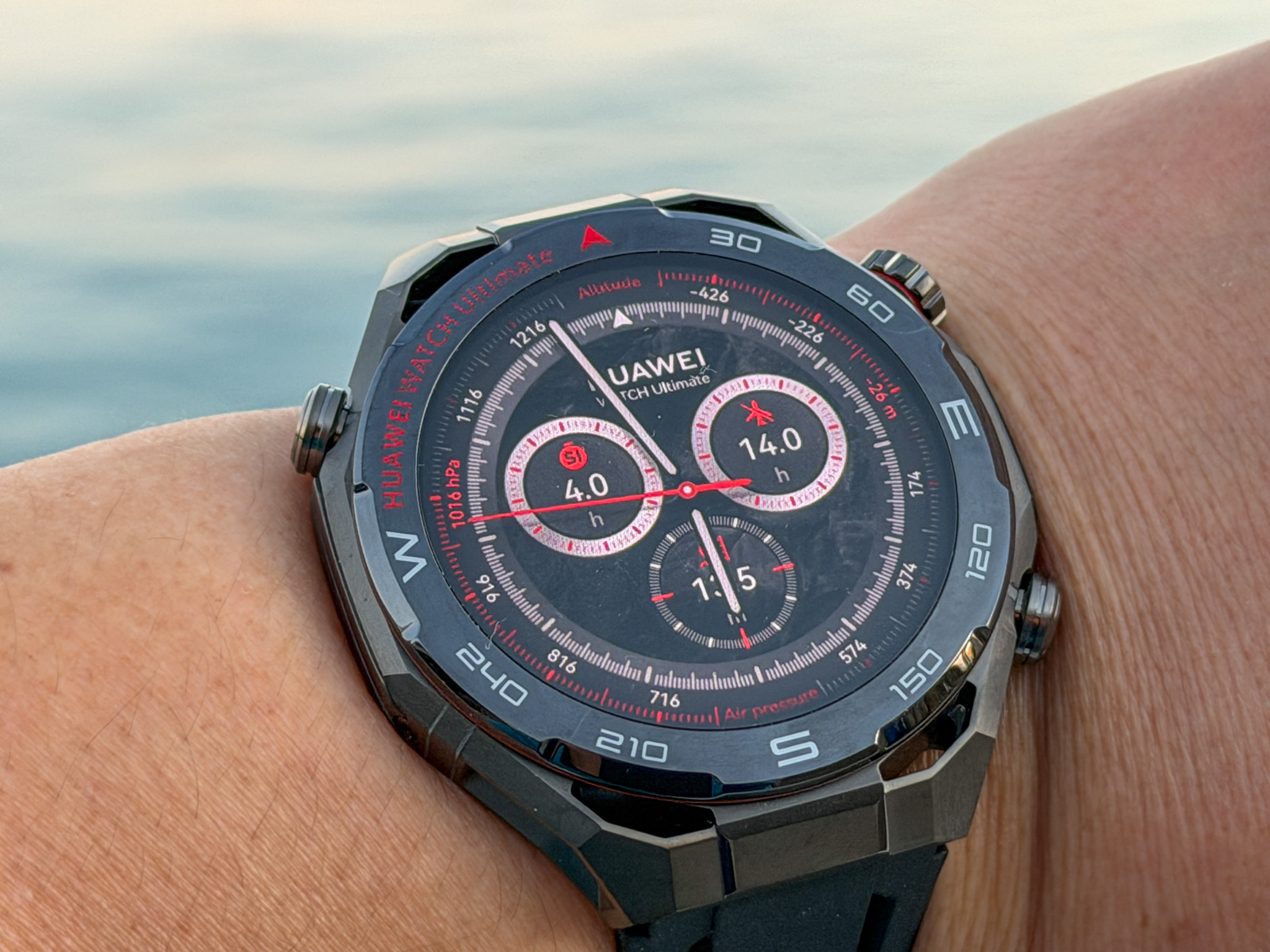 [みんなのケータイ]海中でSOSも送れる、「HUAWEI WATCH Ultimate 2」のダイバー通信を使ってみた