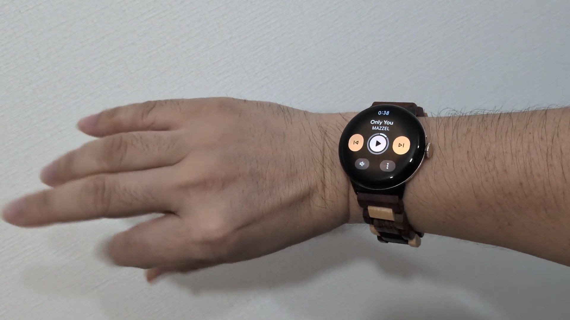 [みんなのケータイ]Pixel Watch 4の新機能「片手ジェスチャー」が地味に便利