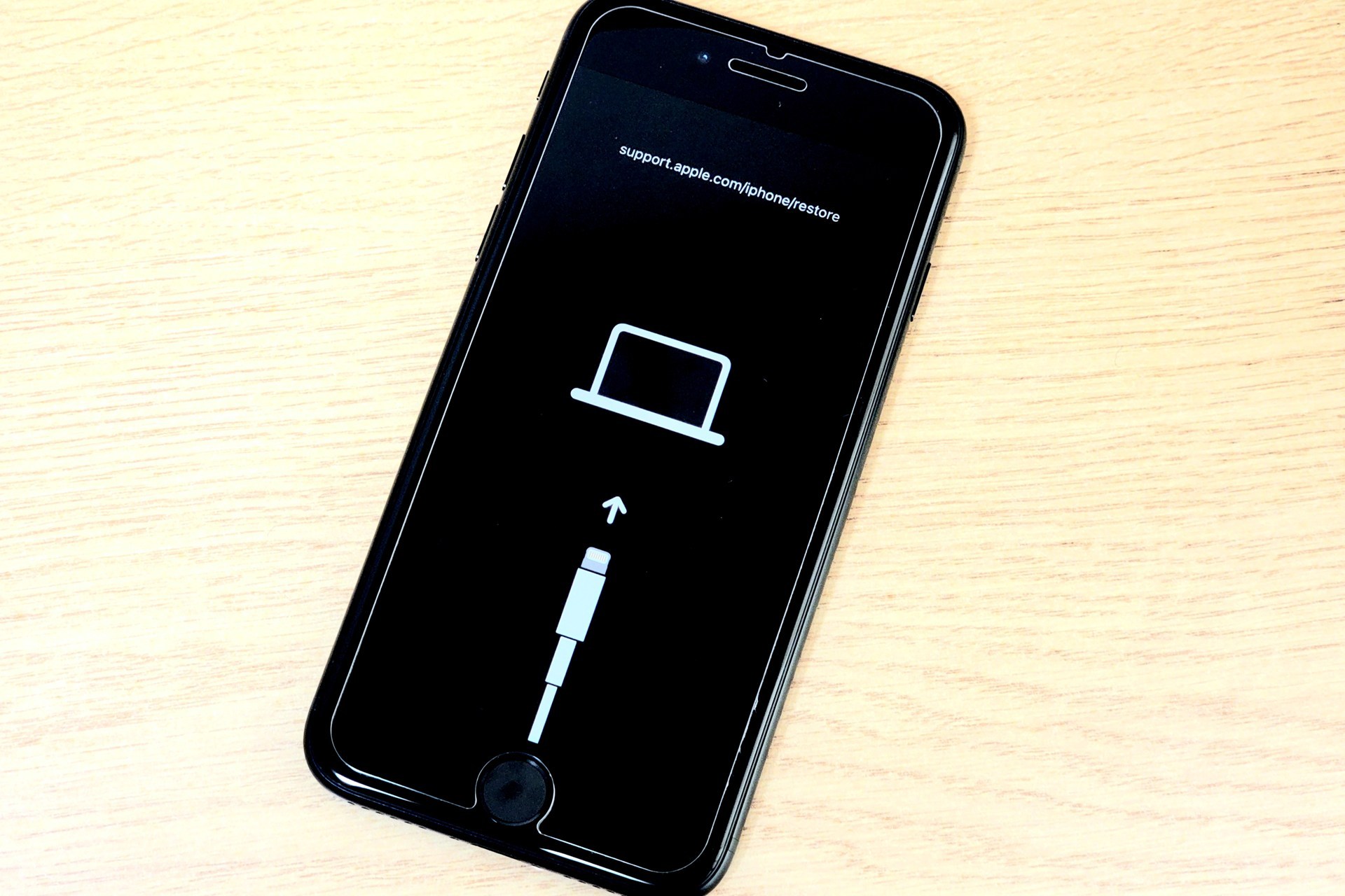 【週末値下げ】画面誤動作あり iPhone SE2 iOS26 ジャンク SNSで「iPhoneを未来の日付にしてキャッシュ削除」注目も起動不能に