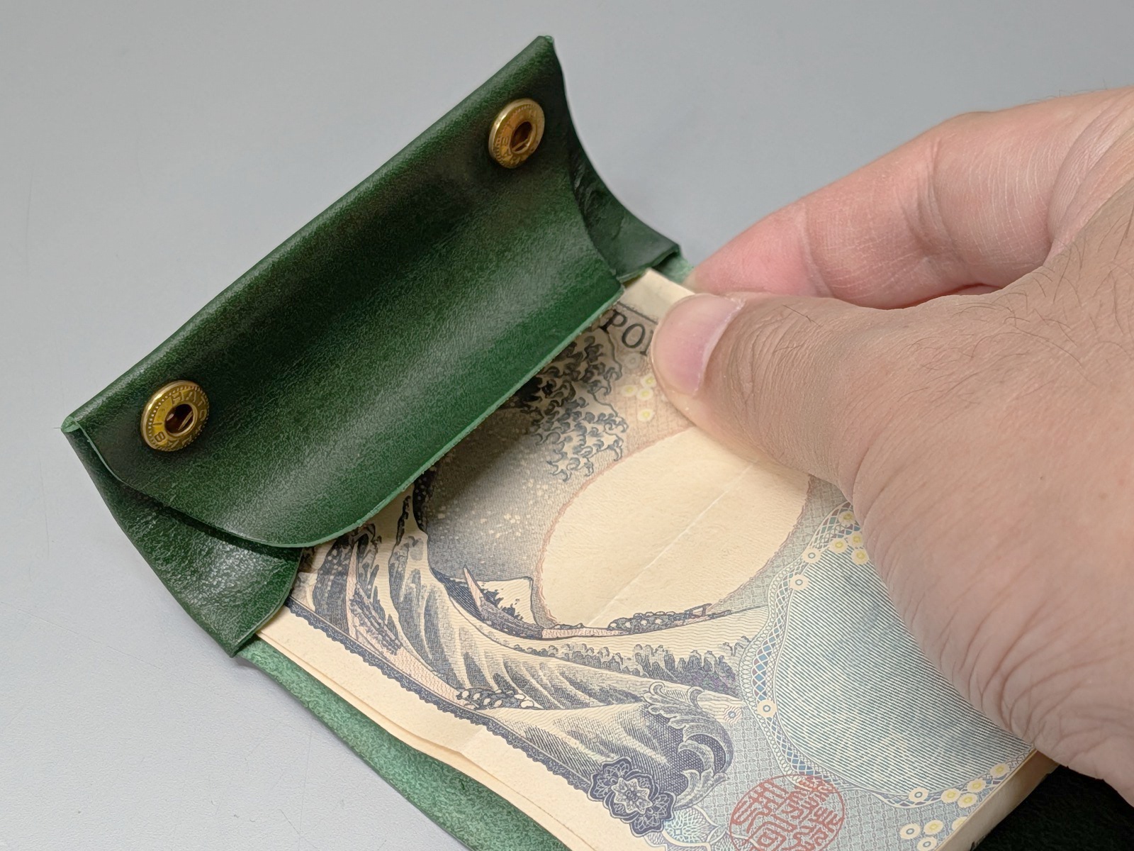 [本日の一品]紙幣を丸めて持ち歩ける、いざという時のための非常用ウォレット「ONE」