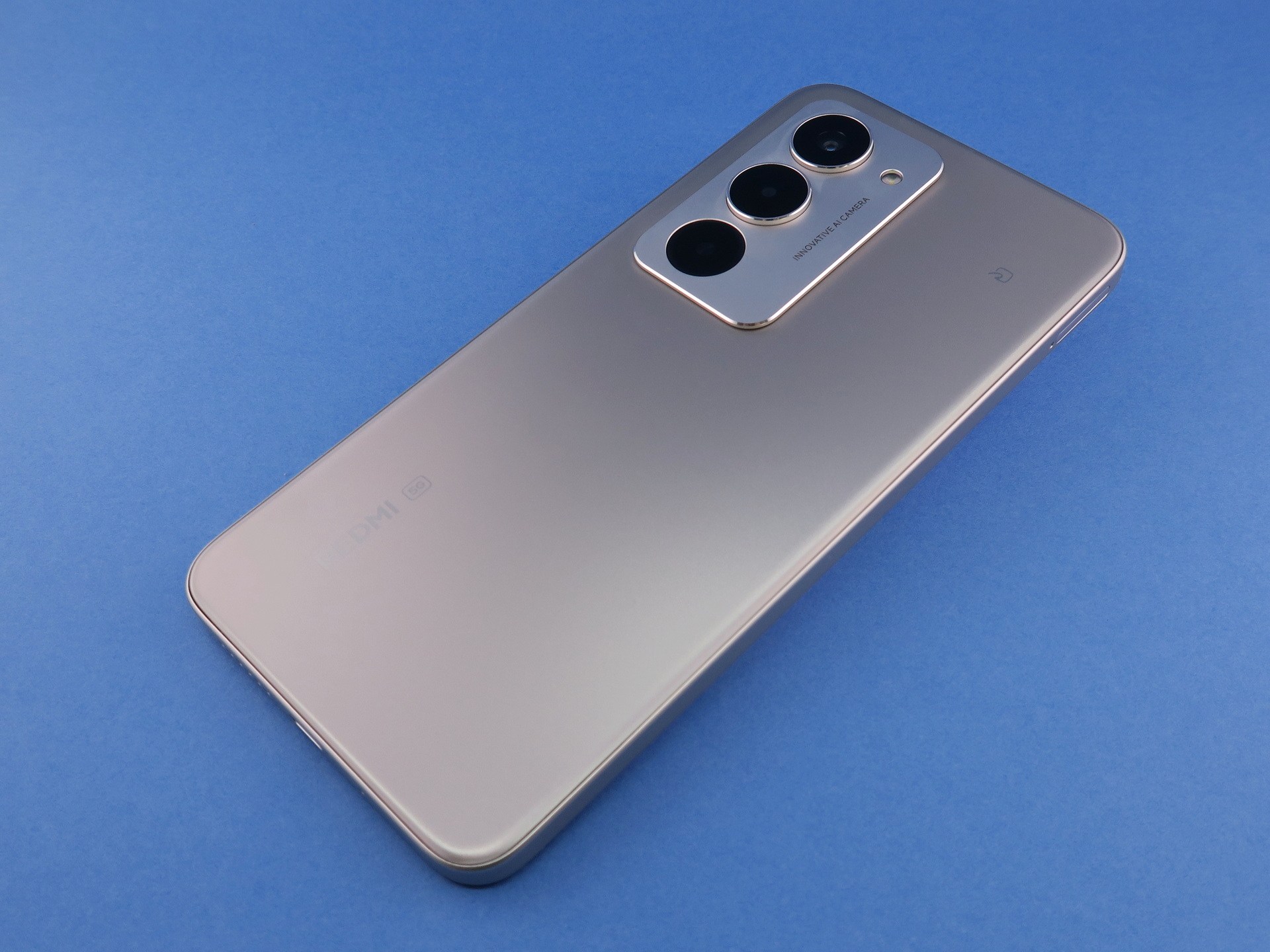 Redmi 15 5G」、7000mAhバッテリーで長時間利用に応える一台 - ケータイ Watch