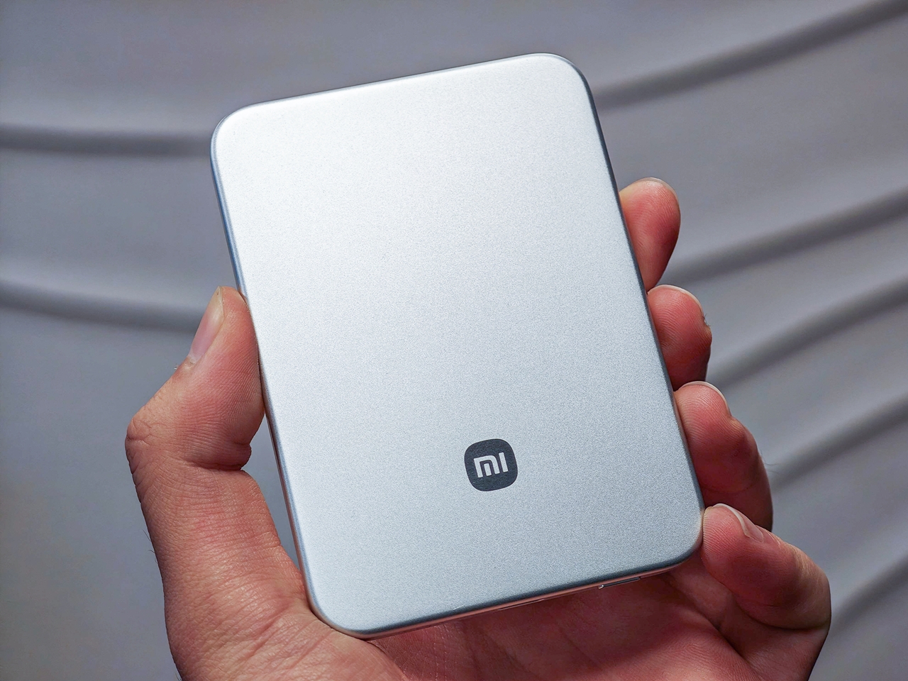 シャオミから、薄型モバイルバッテリーやワイヤレスイヤホンが登場 10cmのUSBケーブルも