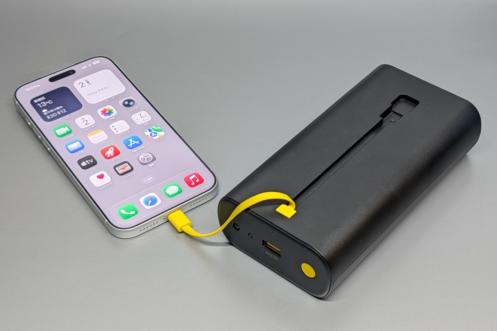 [本日の一品]乾電池式ながらスマホ約2台を充電できるパワフルさ「Emergency Charger」