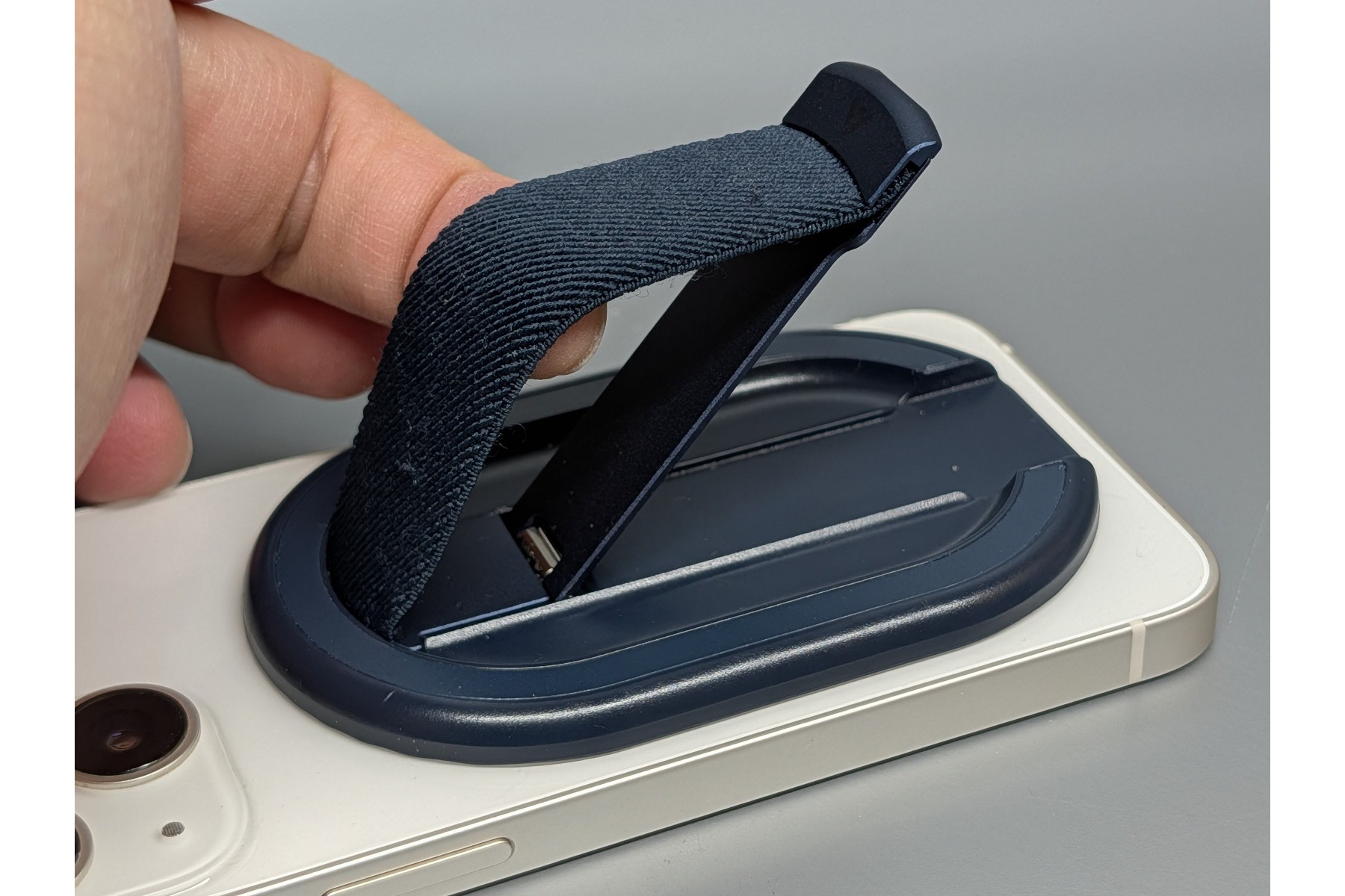 [本日の一品]派手さはないが堅実な使い勝手、スタンド機能も付属したMagSafe対応スマホバンド「MagGrip Pro」