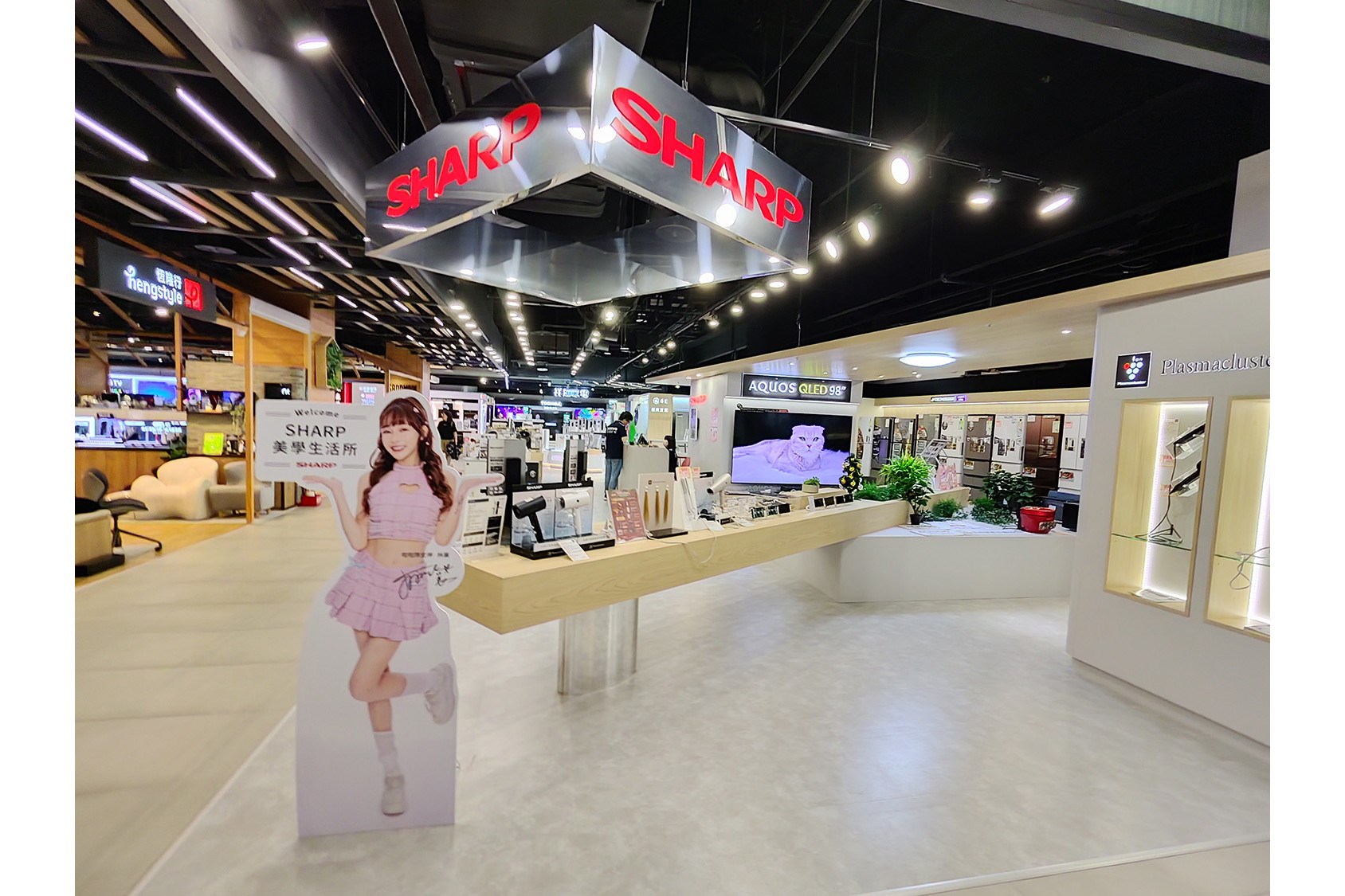 [みんなのケータイ]台北のAQUOSスマホ売り場で台湾版sense10をチェック