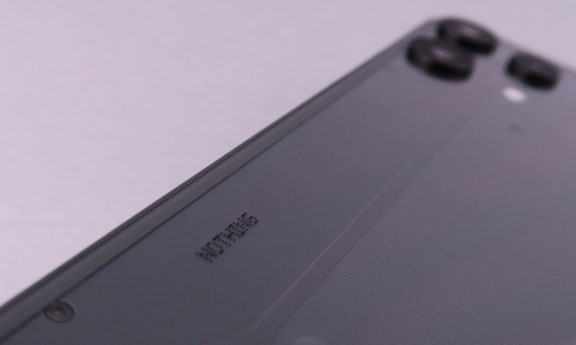 [法林岳之の「週刊モバイルCATCH UP」]「Nothing Phone (3a) Lite」、個性と機能で楽しめるデザインコンシャスな一台