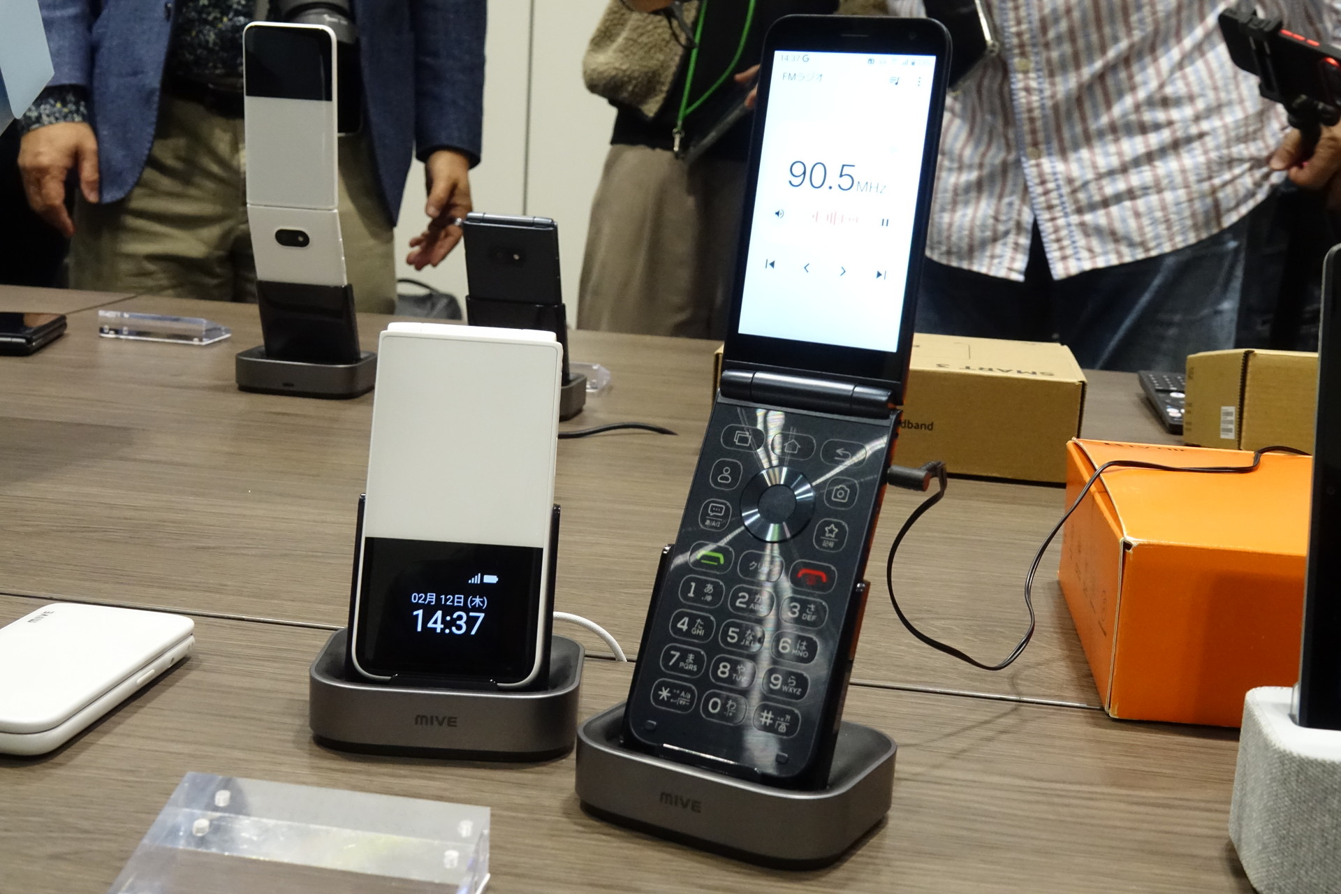 MIVE ケースマ 本体・付属品一式 韓国メーカー「ALT」が日本に登場、テンキー付き折りたたみケータイ型