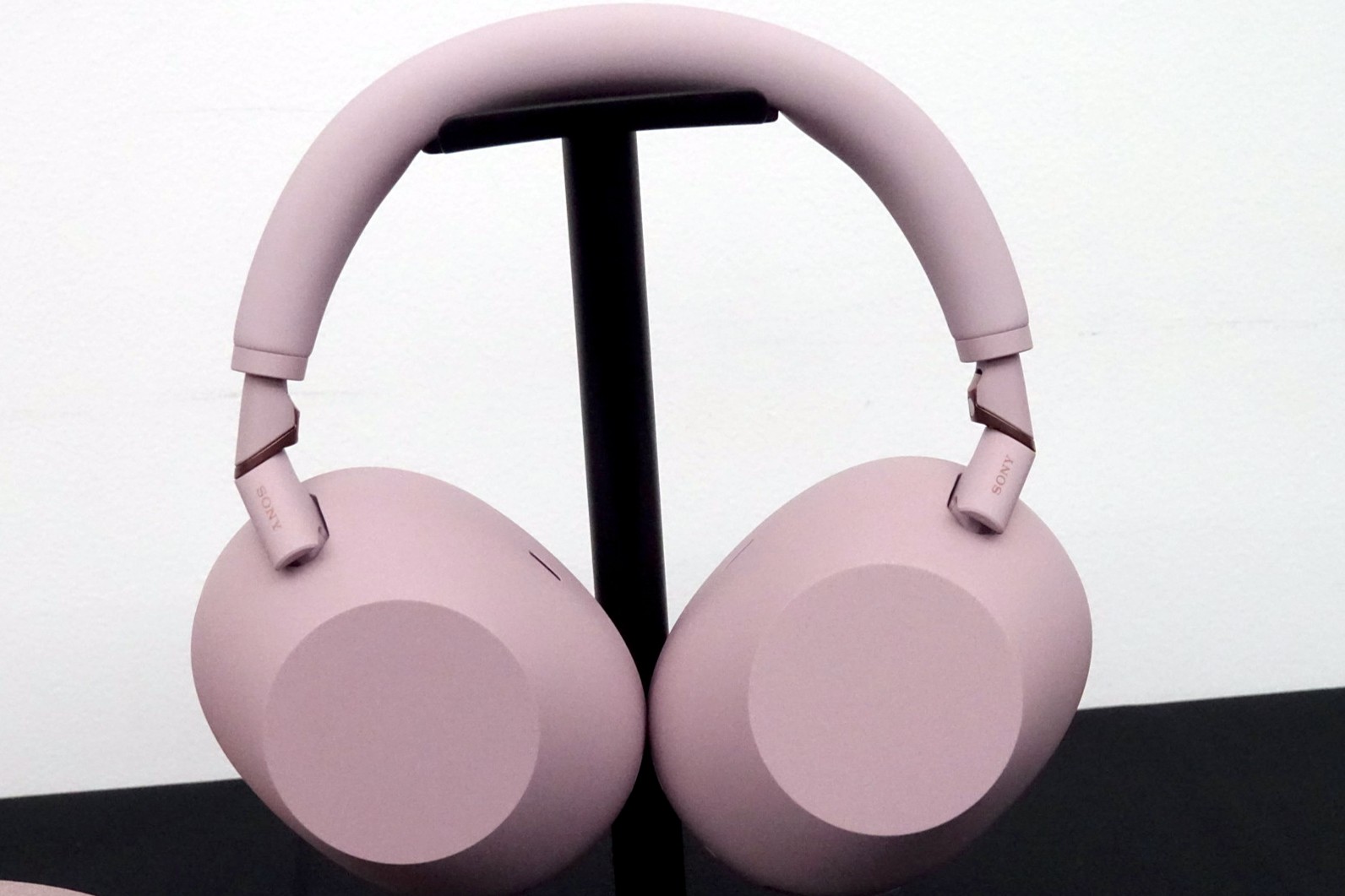 ソニー、ワイヤレスヘッドホン「WH-1000XM6」に新色サンドピンク