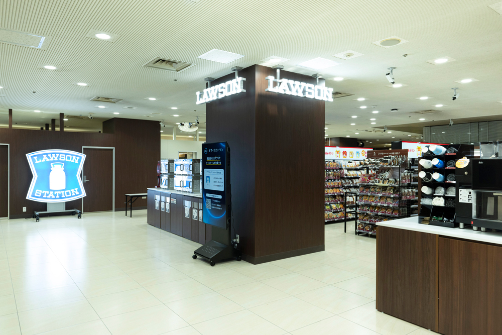 KDDI新宿ビルに「Real×Tech LAWSON」、夜間は無人・陳列ロボも導入