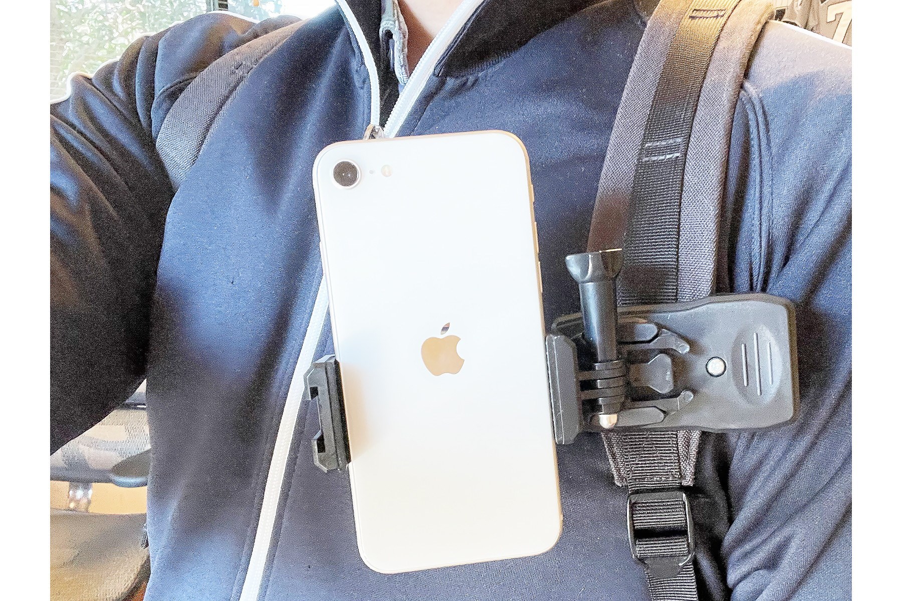 [本日の一品]バックパックに装着して歩きながら撮影できる3COINSのスマホホルダー