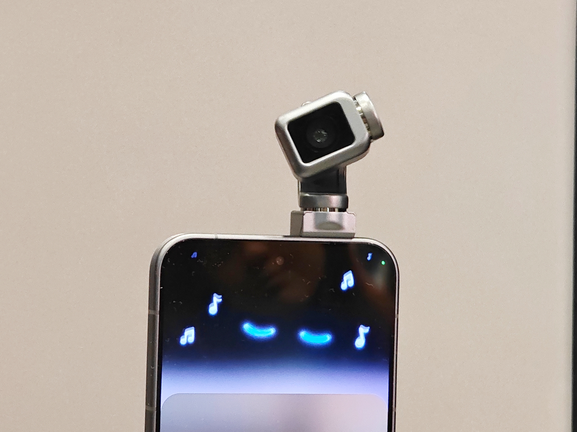 Honorの「ロボットフォン」がついに登場、感情をジンバルカメラで表現する新しいスマホの形