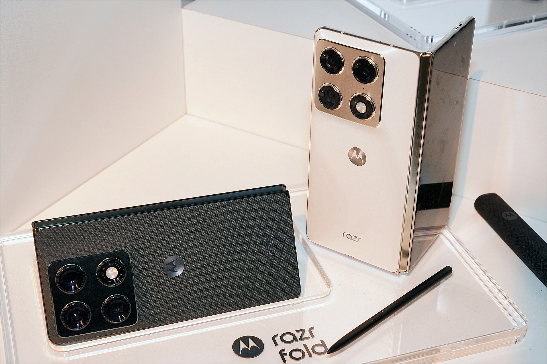 【MWC Barcelona 2026】 モトローラ「razr fold」実機をチェック、W杯エディションも