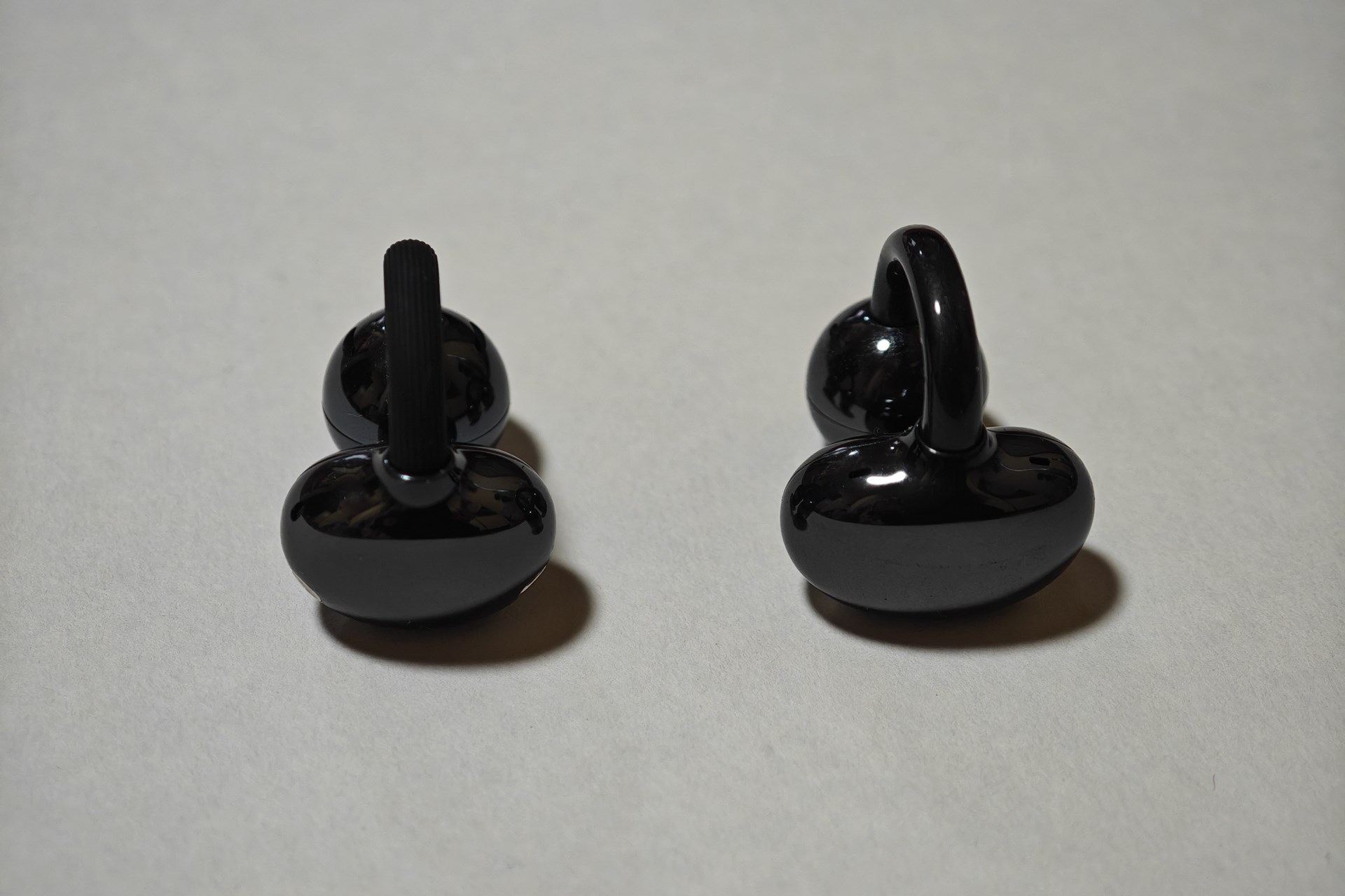 [みんなのケータイ]ファーウェイ「FreeClip 2」をぬくぬくレビュー、進化した装着感とマットな質感をみる