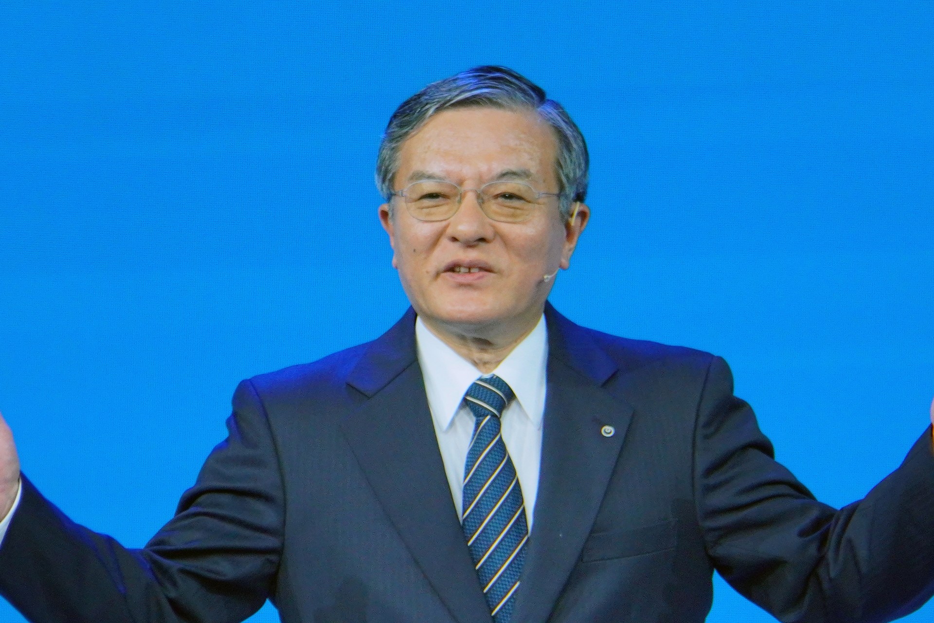 【MWC Barcelona 2026】 NTT島田社長がMWC26で基調講演――光電融合とIOWNで「AIの電力問題」解決へ、量子コンピューター構想も