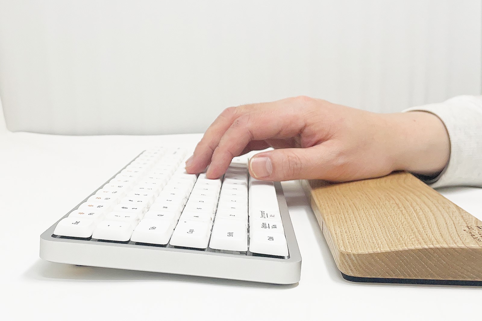 [本日の一品]キーボードに必須の装備品、長く付き合えそうな木製のリストレスト