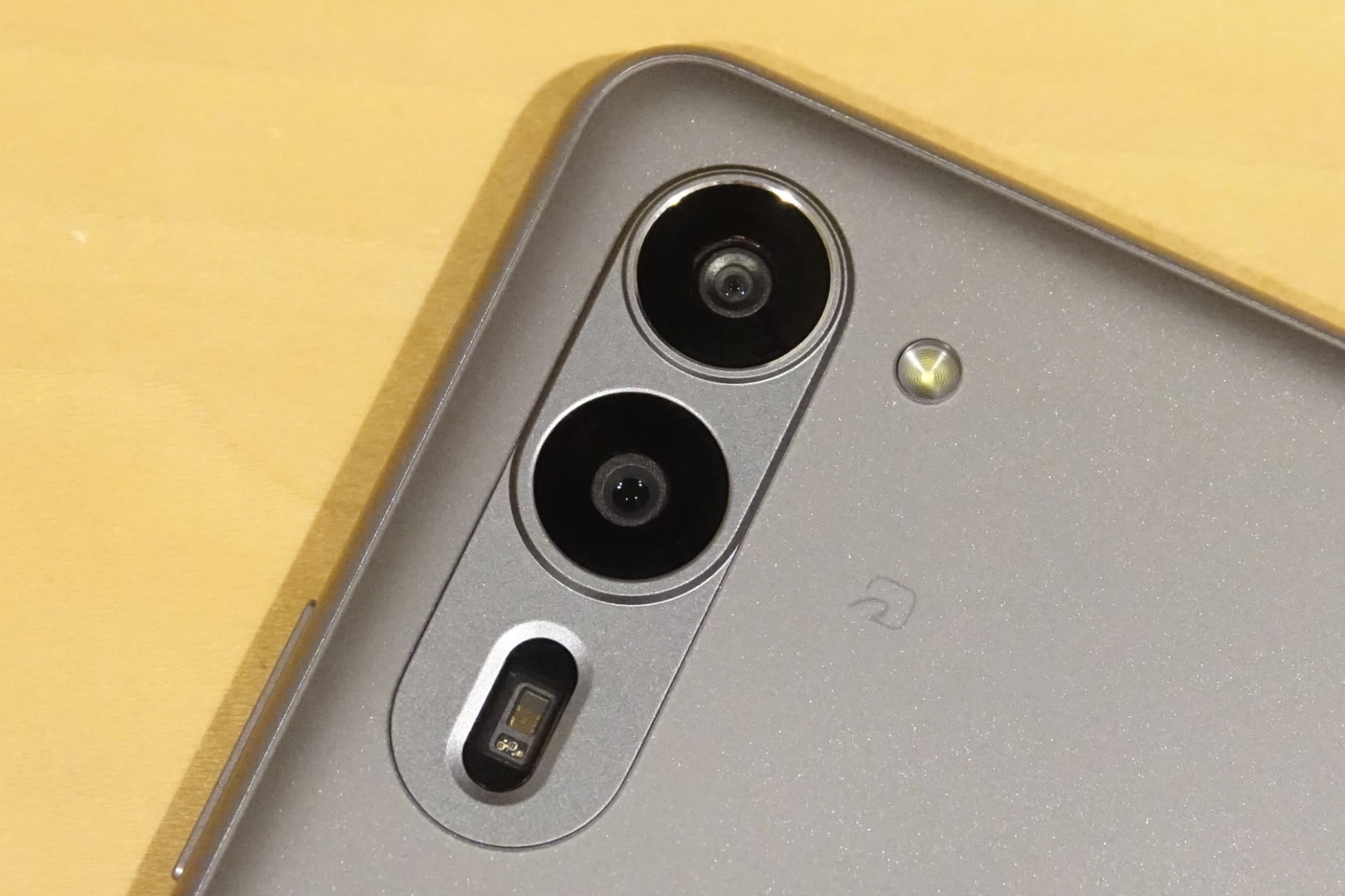 FCNT「arrows」スマホの自律神経測定、1分で計測できるように