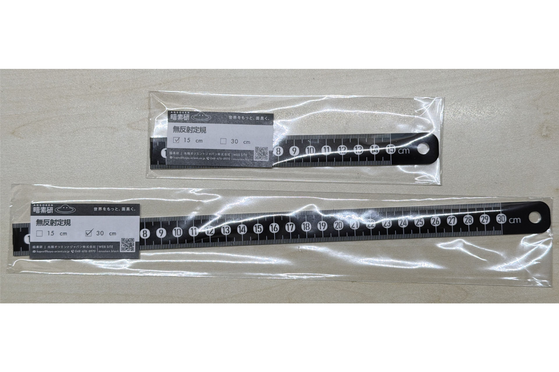 [本日の一品]暗黒のシートが光を飲み込む、暗素研「撮影用無反射定規」の圧倒的黒さ