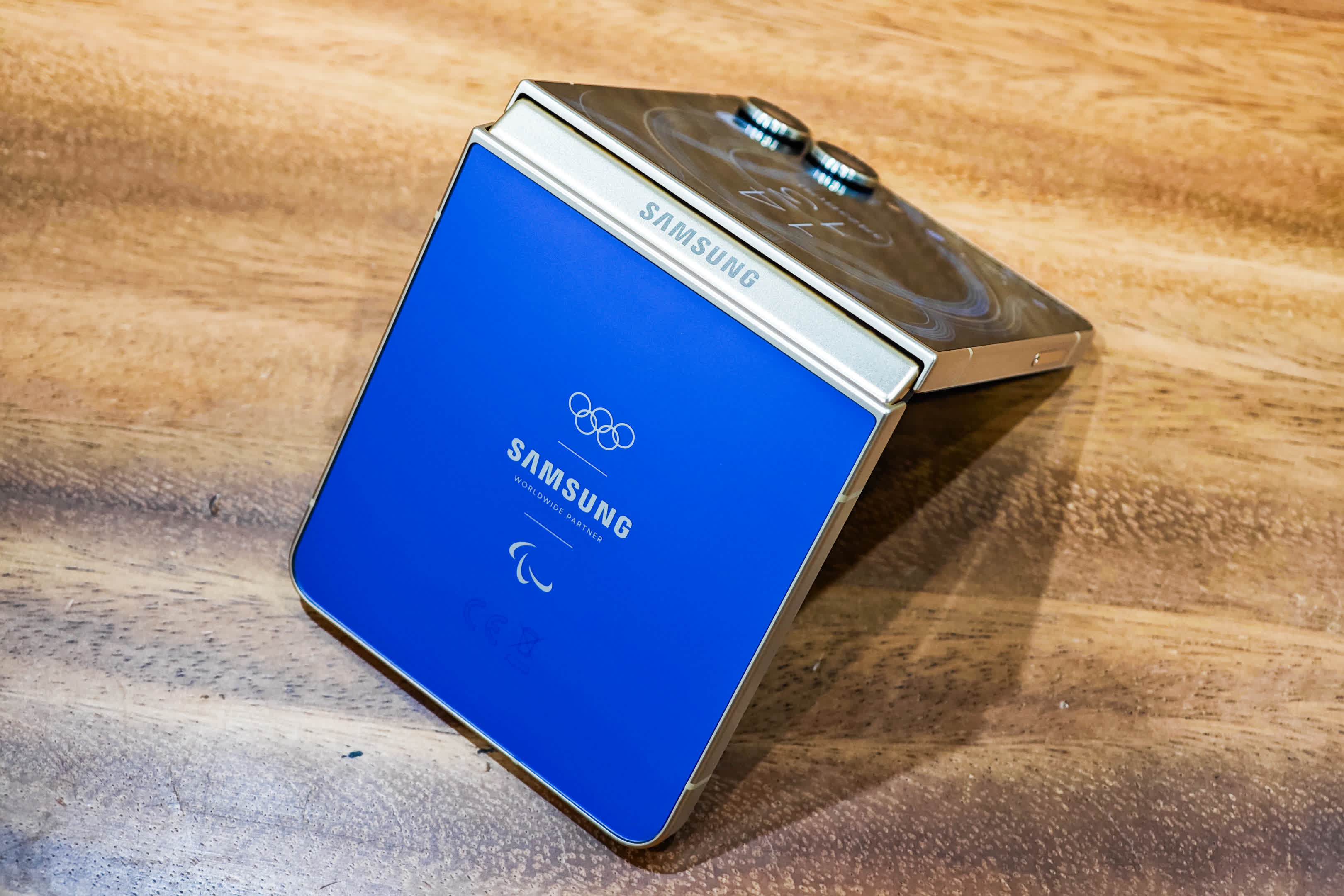 「Samsung Galaxy Z Flip7 Olympic Edition」クイックフォトレビュー、ミラノ・コルティナ五輪で選手たちが手にしていたスマホ