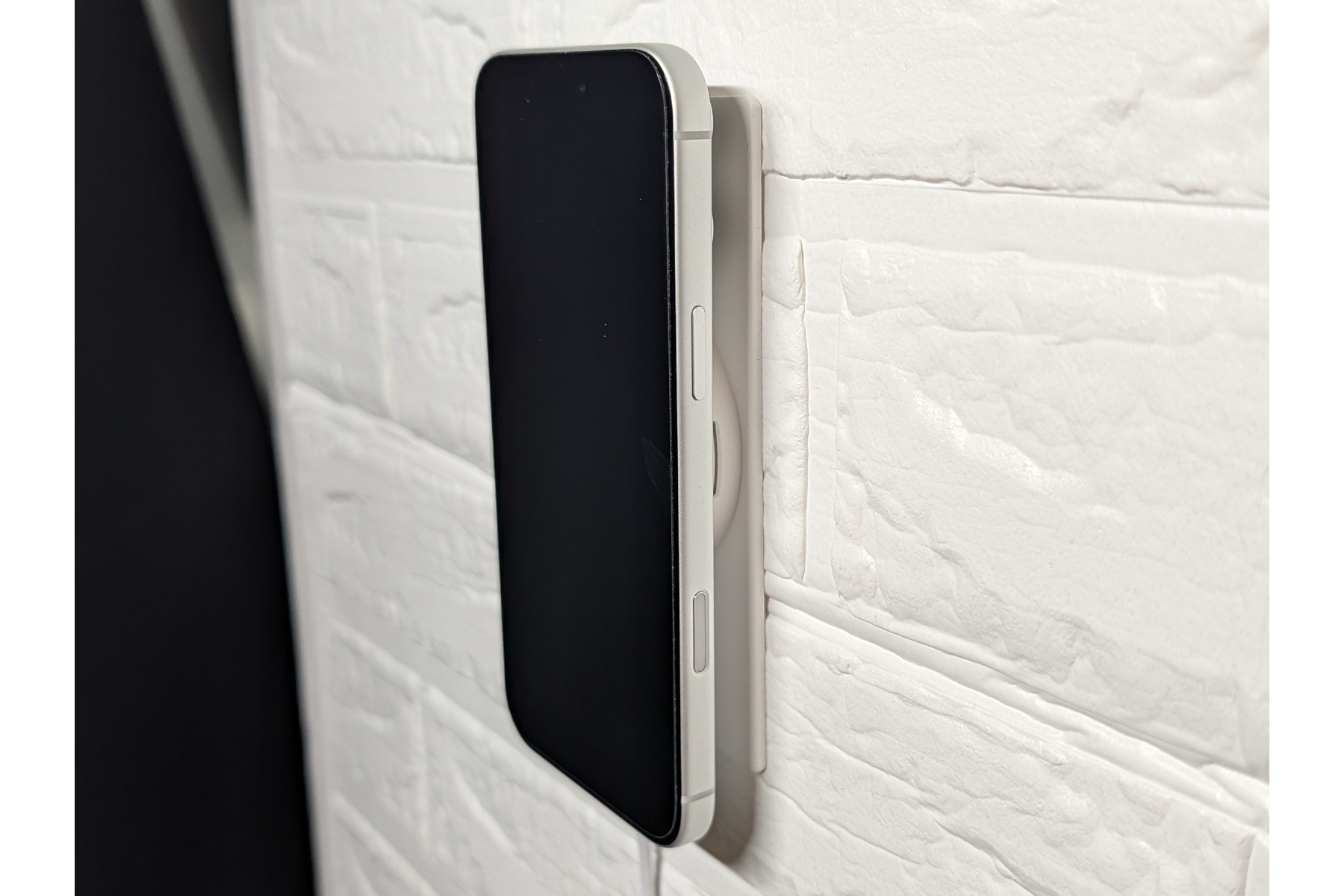 [本日の一品]MagSafe充電器を壁面に取り付けられるウォールマウント