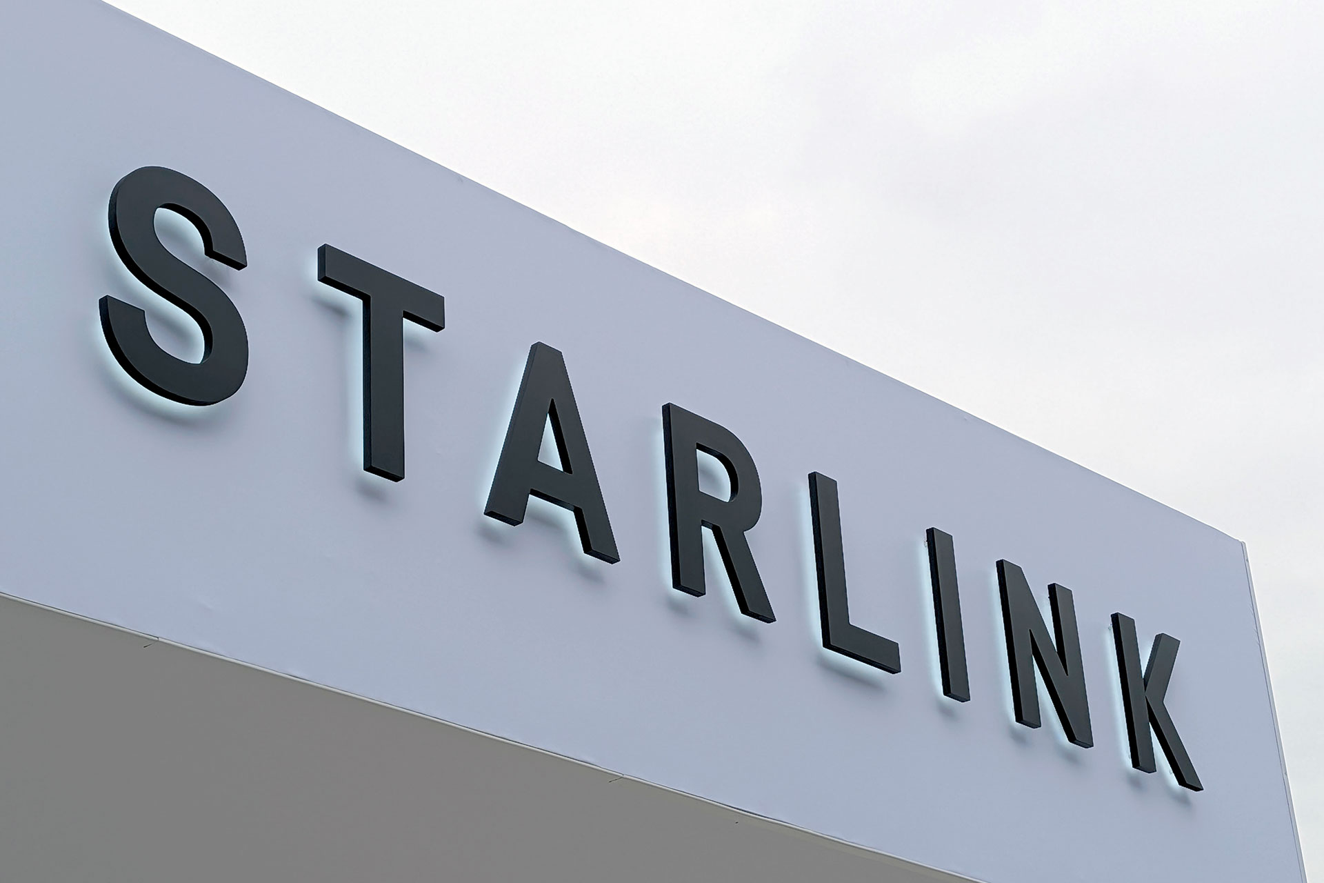 [石川温の「スマホ業界 Watch」]ドコモとソフトバンクが「スマホと衛星通信」でスターリンク採用、差別化困難な“空のインフラ”争奪戦