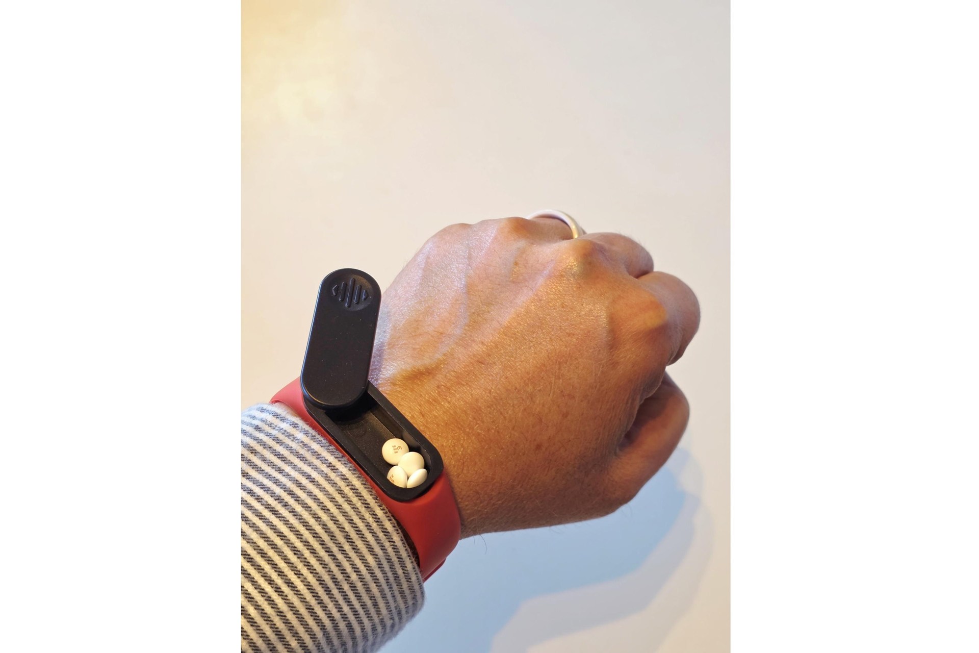 [本日の一品]「飲む」を忘れないために腕に巻く「腕時計型ピルケース」という解決策