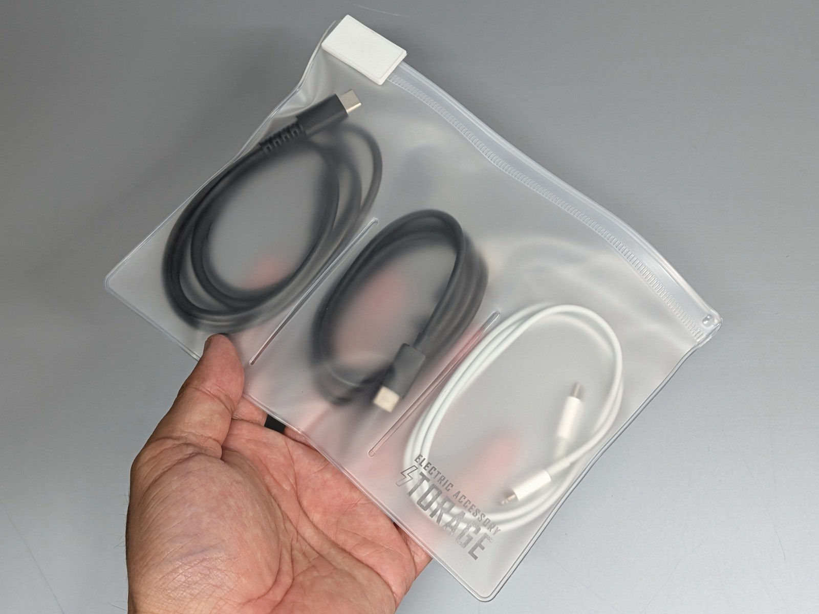 [本日の一品]外出先への持ち歩きに便利、ケーブルを仕分けして収納できる実売110円のポーチ