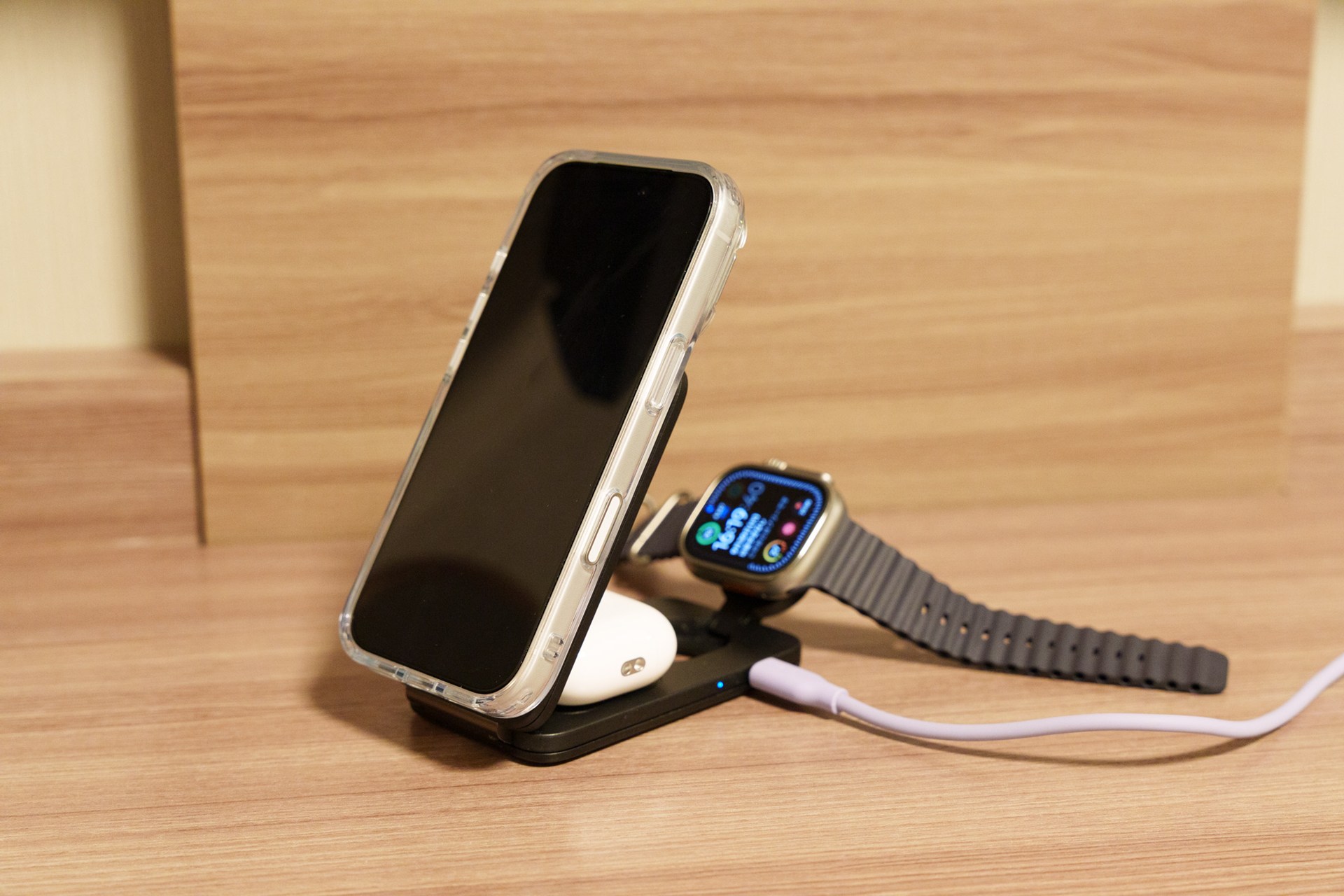 [本日の一品]iPhoneからApple Watchまでまるごと充電できる、ESRのQi2 25W対応3-in-1充電器を試す