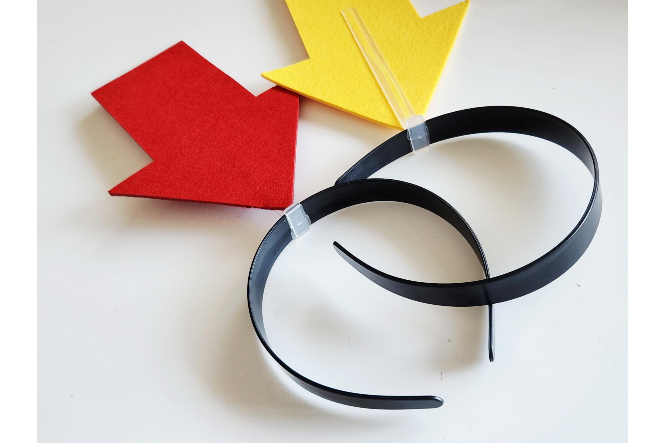 [本日の一品]アナログな視覚効果で存在感をブーストする「リアル・アテンション・カチューシャ」