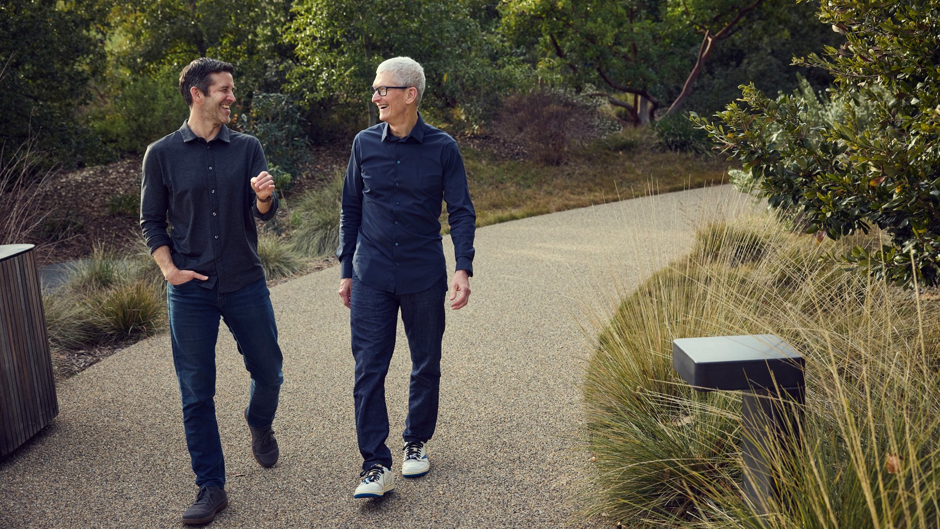 Apple、ティム・クックCEOが退任へ　後任はハードウェア部門トップのジョン・ターナス氏