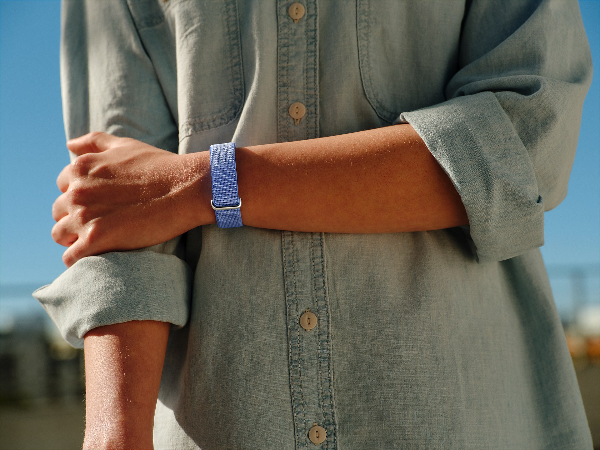 グーグル、画面のないトラッカー「Google Fitbit Air」 5月26日発売