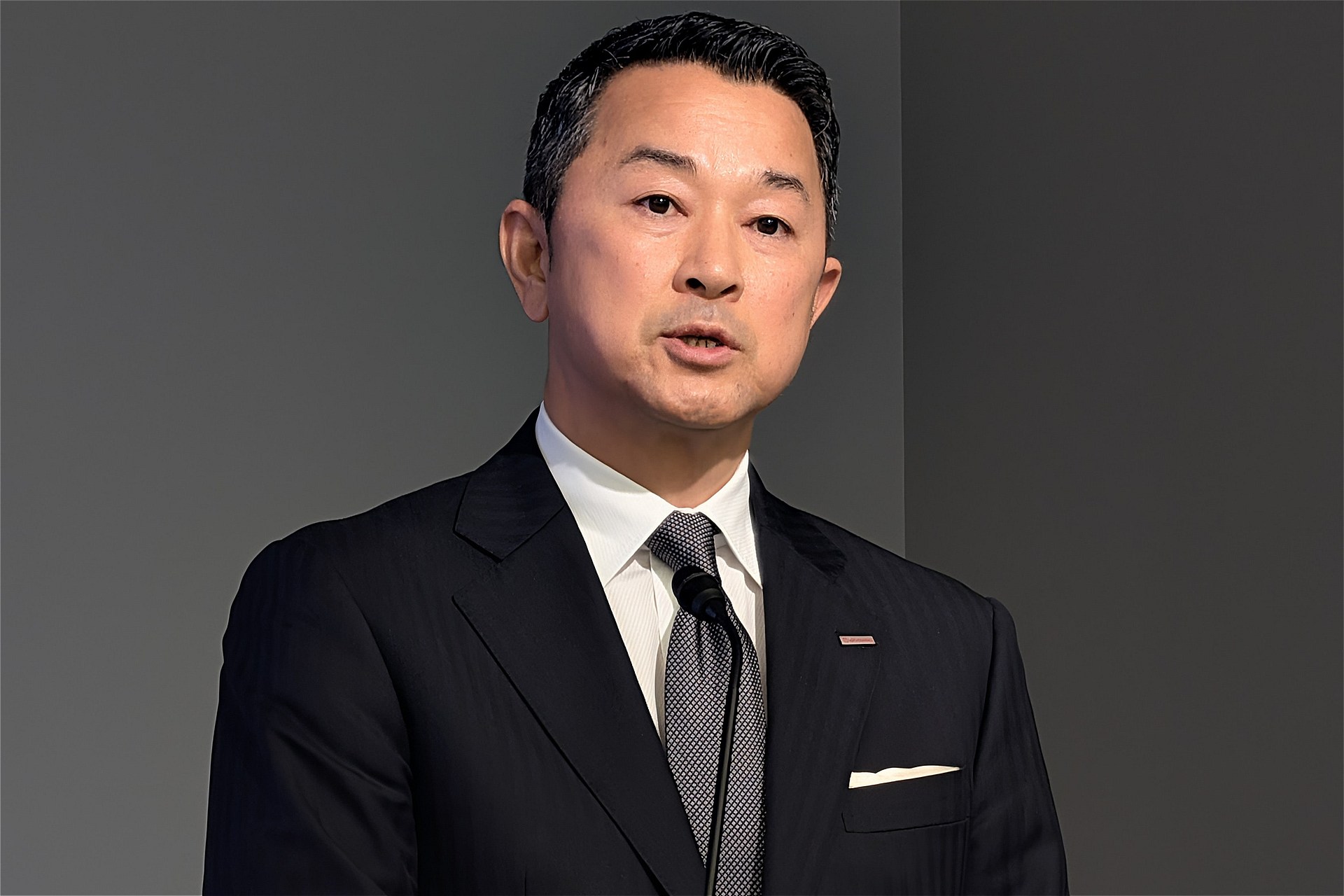 ドコモ前田社長、携帯料金の値上げに「考えなければいけない