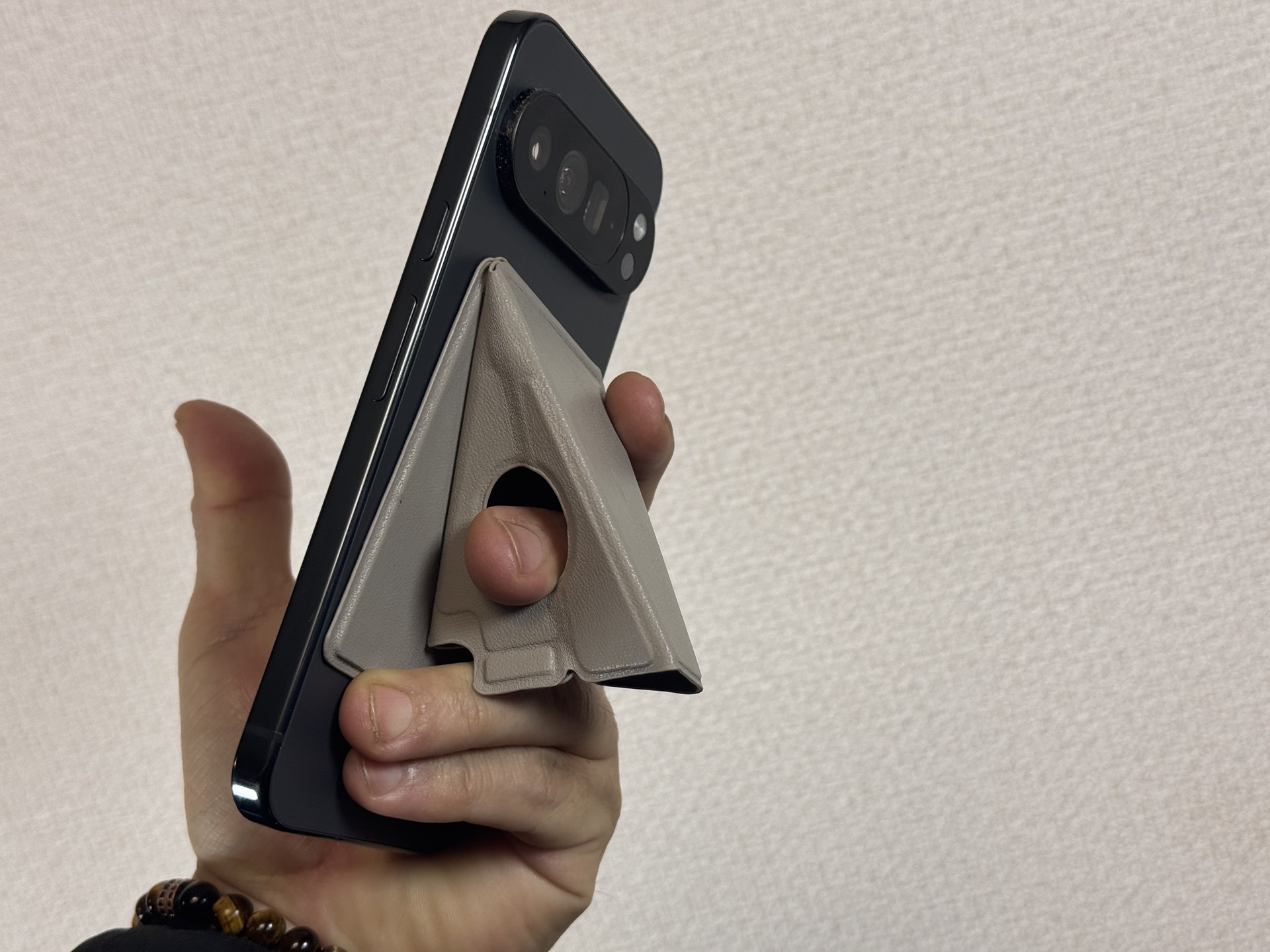 [本日の一品]グリップ・スタンド・壁付けと一台三役をこなす、薄型MagSafeスタンド「beak mag 2」