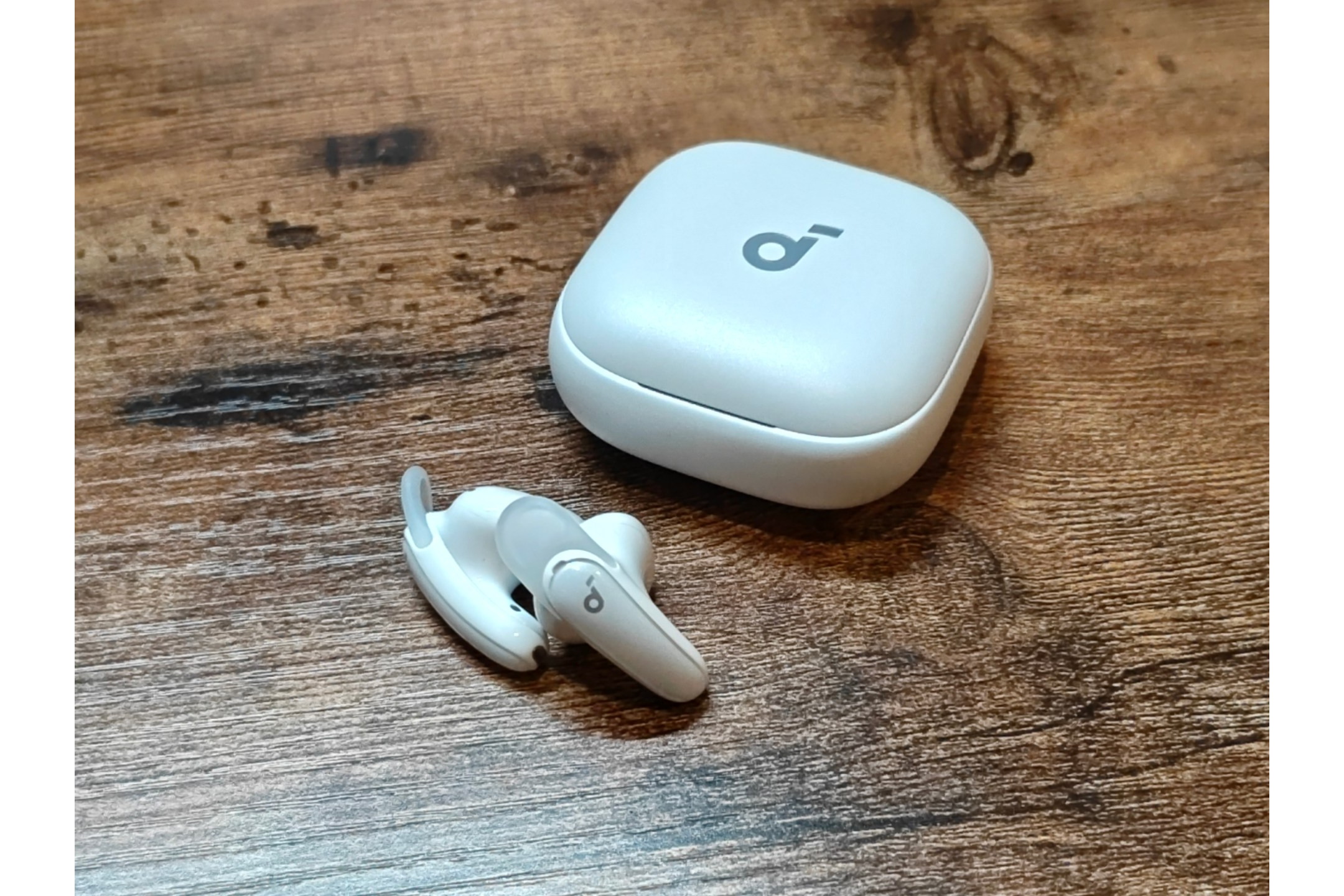 [本日の一品]小型・軽量で付け替え式イヤーウィング付きのワイヤレスイヤホン、「Anker Soundcore Liberty Buds」