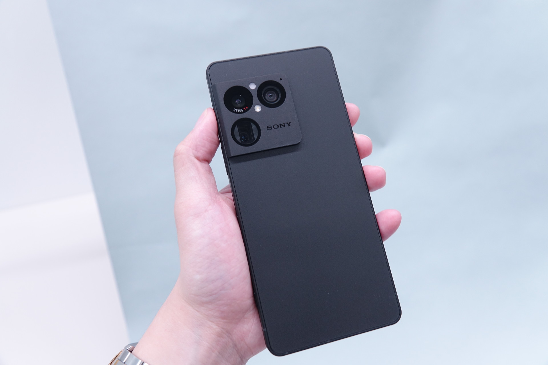 ソニーが「Xperia 1 VIII」発表、デザイン刷新・望遠センサー4倍大型化やカメラ初心者向けAIも