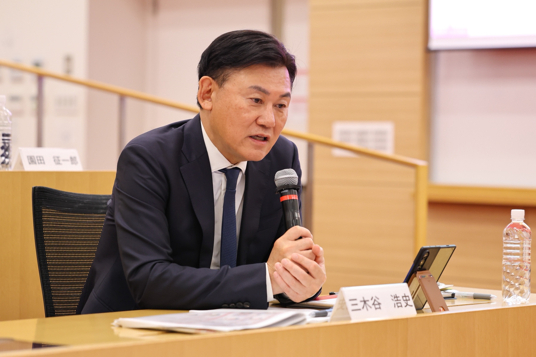 楽天三木谷氏、携帯料金の値上げに「総合的・長期的に考える」
