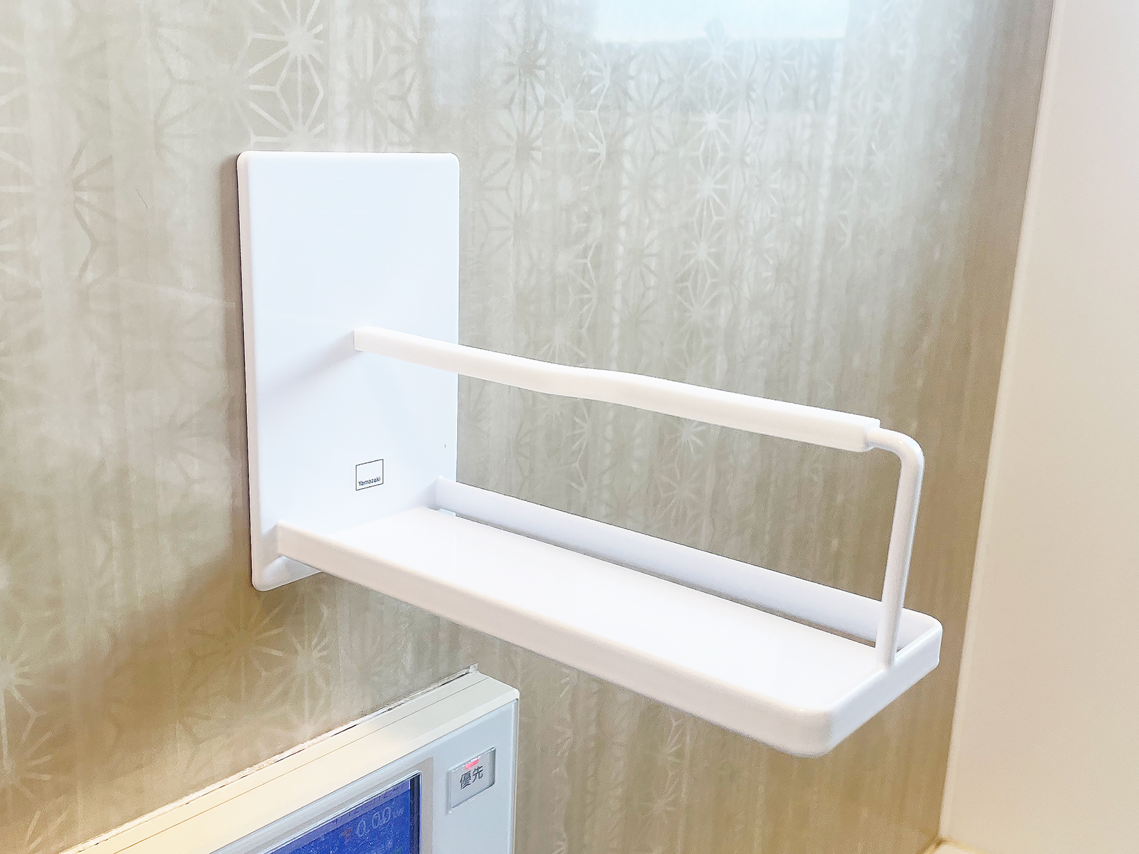 [本日の一品]お風呂の壁に張り付く、山崎実業のスマートフォンスタンド