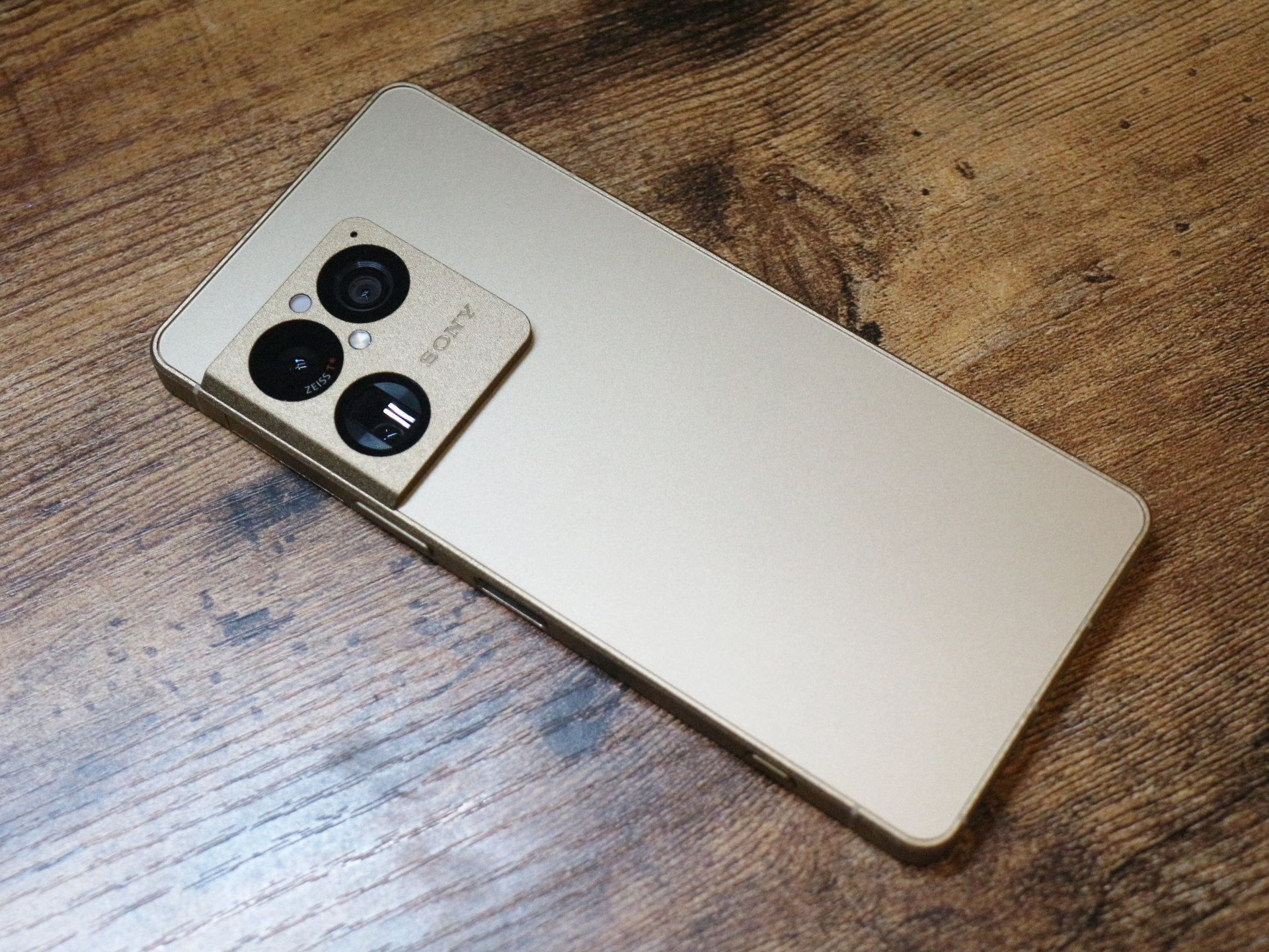 Xperia 1 VIII」レビュー カメラの実力アップでデザイン刷新、大幅