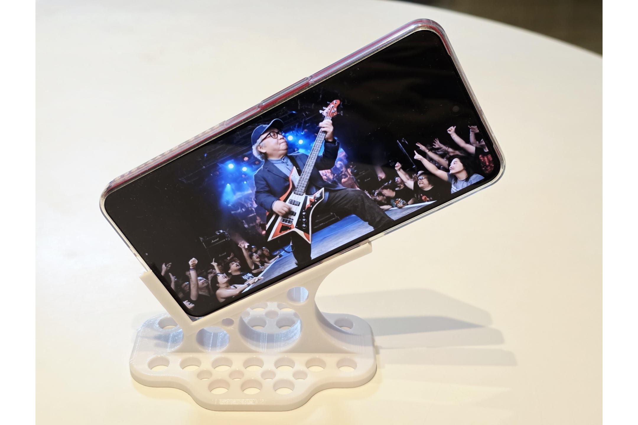 ポイントは「傾き30度」、“寝ながらスマホ”に最適な3Dプリンター製
