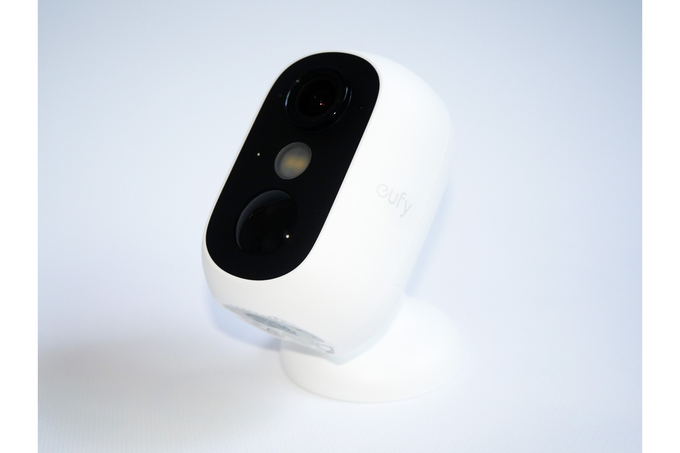 [本日の一品]バッテリーとマグネットで設置場所を選ばないネットワークカメラ「eufyCam C35」