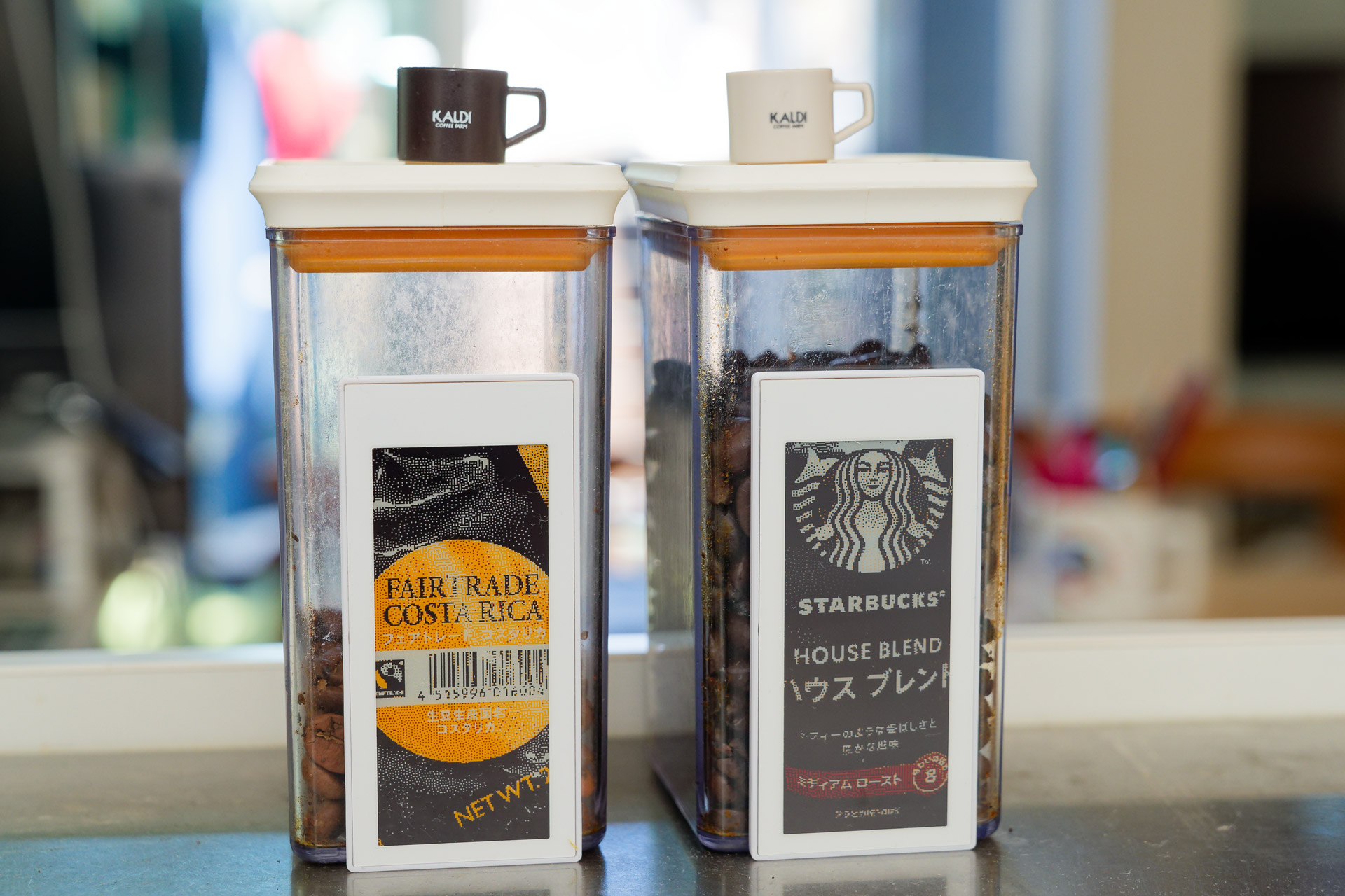 [本日の一品]この分かりにくいコーヒー豆の区別に電子ペーパーを。スマホをかざして表示を書き換える「EZ Sign」