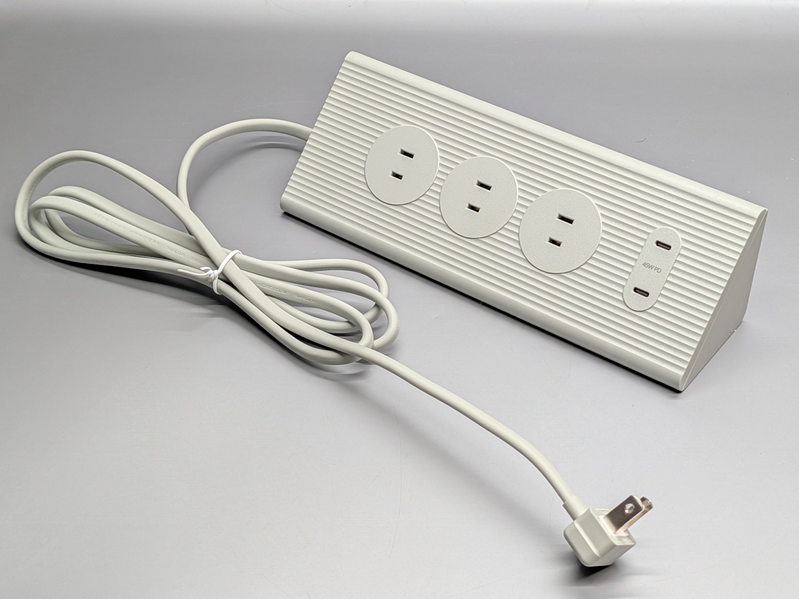 [本日の一品]部屋の隅への設置に最適、USB Type-C×2ポート搭載のIKEAの三角タップ