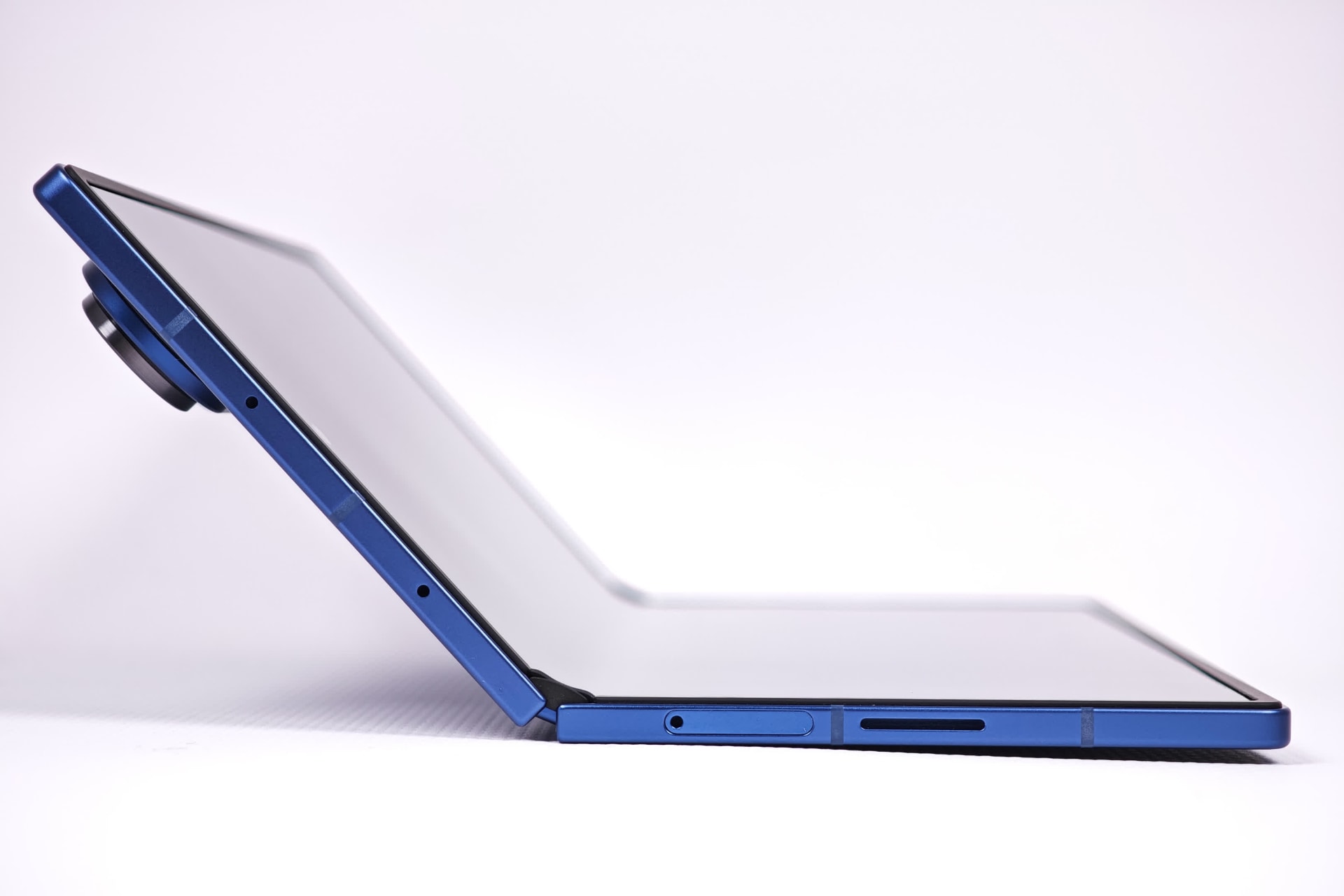 サムスンが新型折りたたみスマホ登場を示唆、縦横比がワイド化か