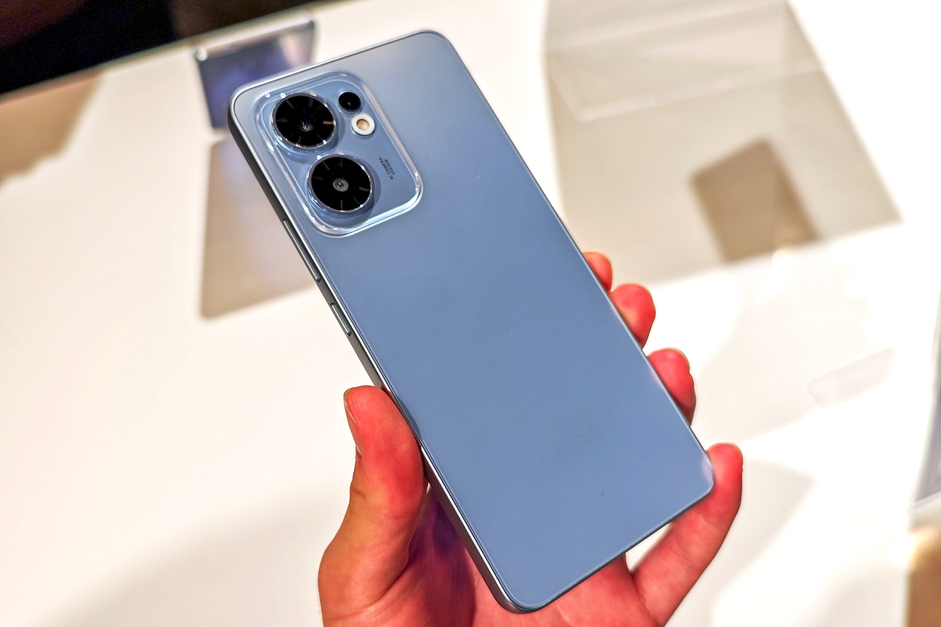auから「OPPO Reno13 A」発売、MNPで2年間実質47円